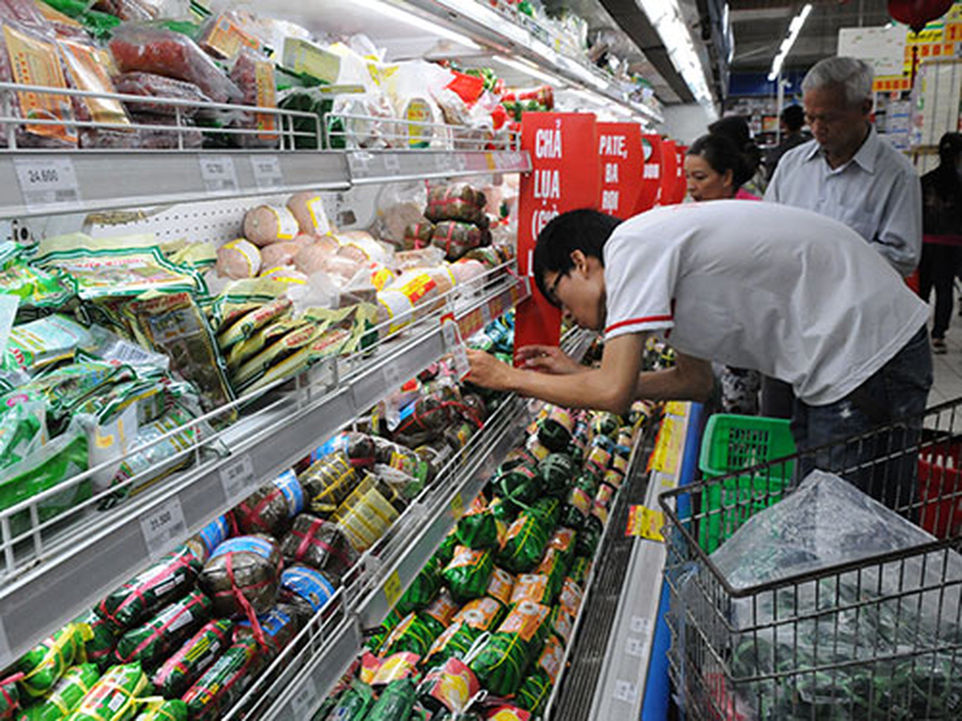 Hiện mỗi hệ thống si&ecirc;u thị c&oacute; h&agrave;ng trăm, thậm ch&iacute; cả ng&agrave;n mặt h&agrave;ng nh&atilde;n ri&ecirc;ng đang cạnh tranh trực tiếp với h&agrave;ng của nh&agrave; sản xuất Ảnh: Hồng Th&uacute;y