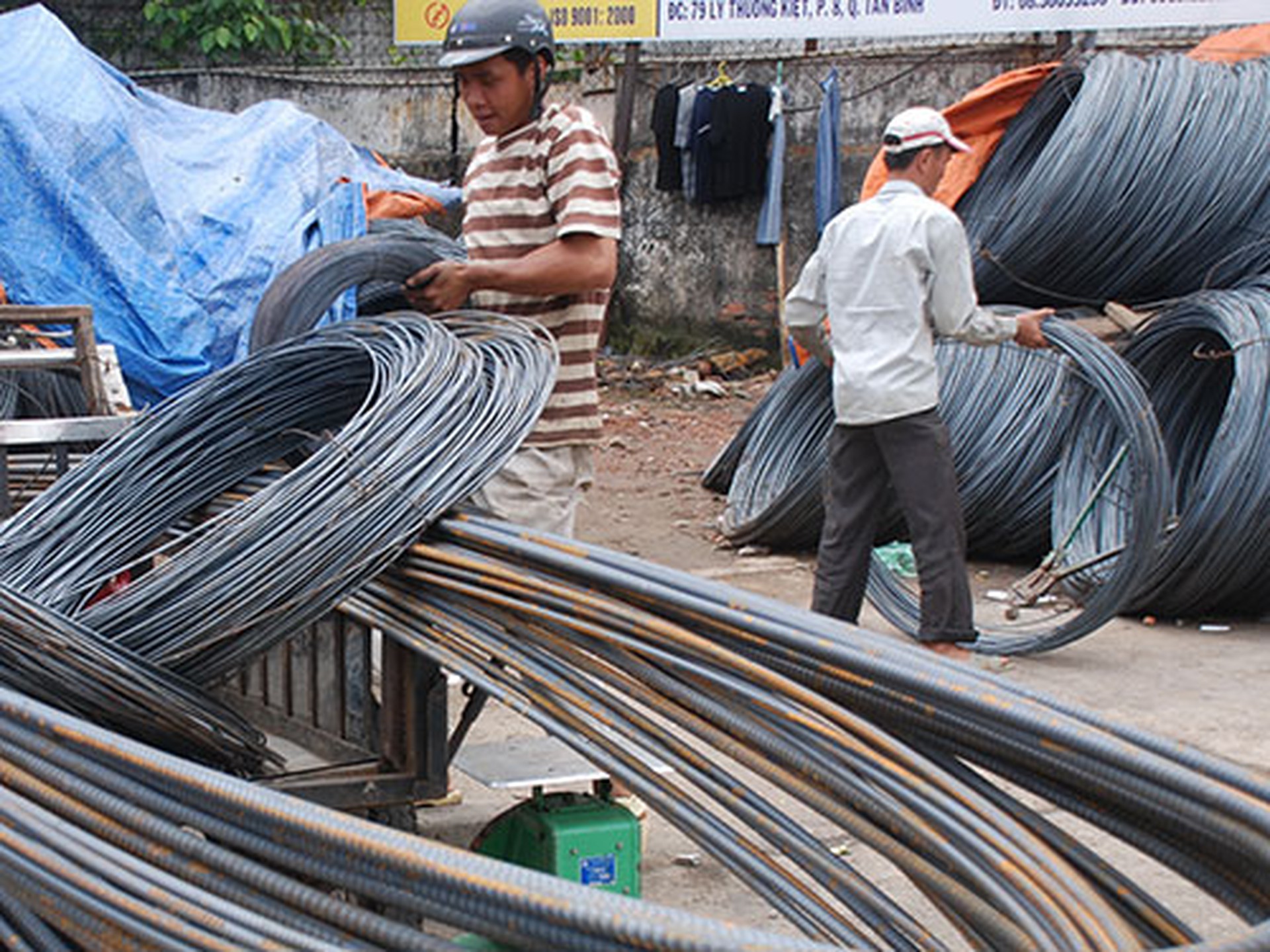 C&aacute;c doanh nghiệp th&eacute;p trong nước rất vất vả với th&eacute;p nhập khẩu gi&aacute; rẻ 
Ảnh: TẤN THẠNH