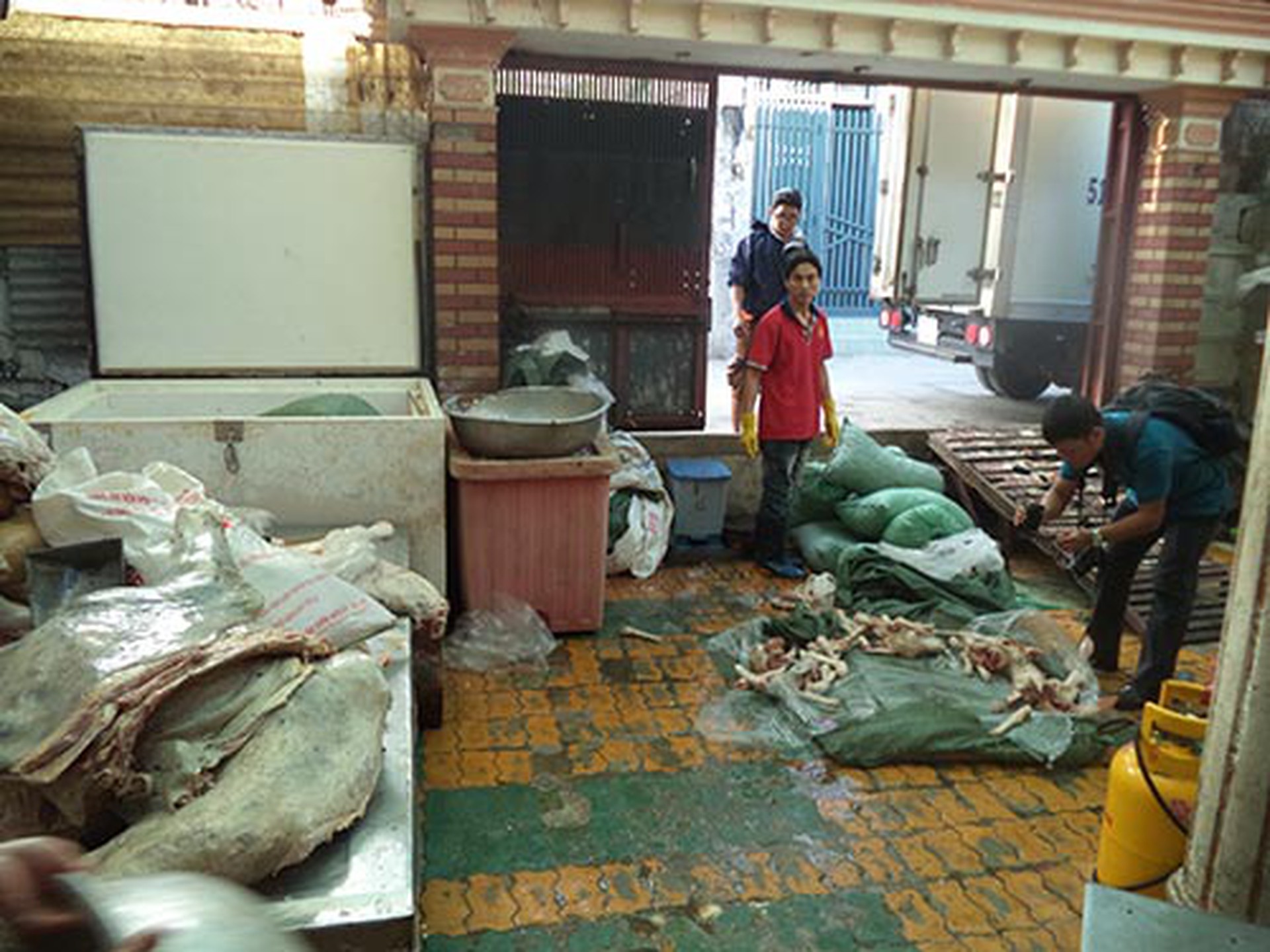 Lực lượng th&uacute; y TP HCM vừa ph&aacute;t hiện một điểm tập kết thịt d&ecirc; kh&ocirc;ng qua kiểm dịch