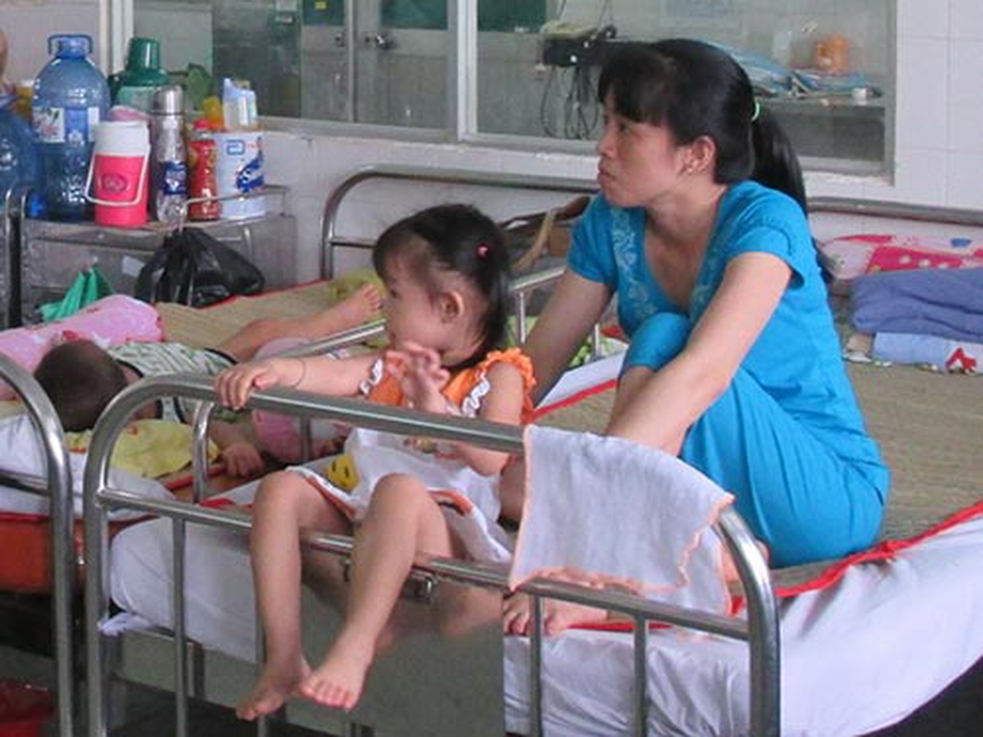 Sai lầm của cha mẹ l&agrave;m trẻ vi&ecirc;m thanh quản m&ugrave;a h&egrave; - Ảnh 2.