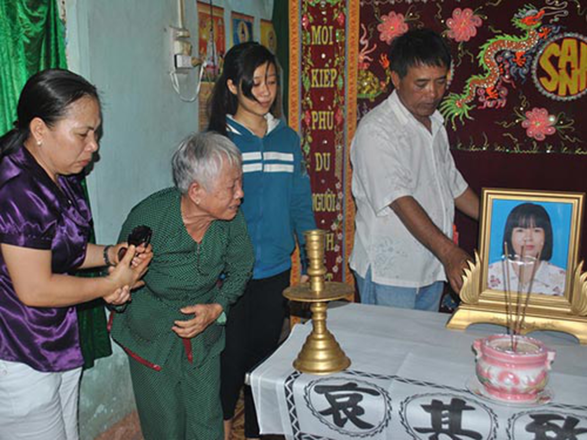Gia đ&igrave;nh tổ chức tang lễ cho b&agrave; Dương Thị Thủy B&igrave;nh H&agrave;
