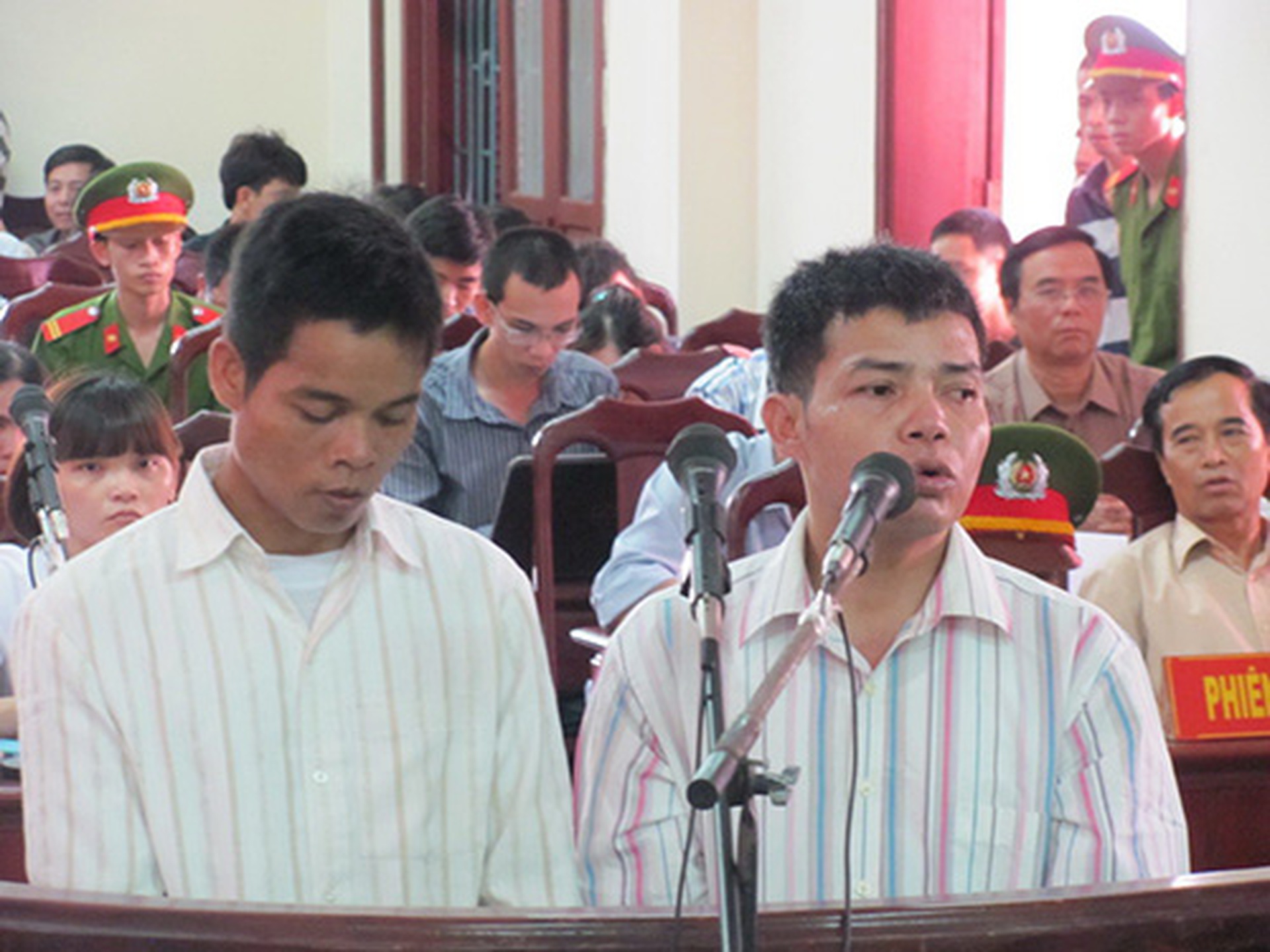 Bị c&aacute;o Th&agrave;nh (tr&aacute;i) v&agrave; C&ocirc;ng tại phi&ecirc;n t&ograve;a ng&agrave;y 30-5