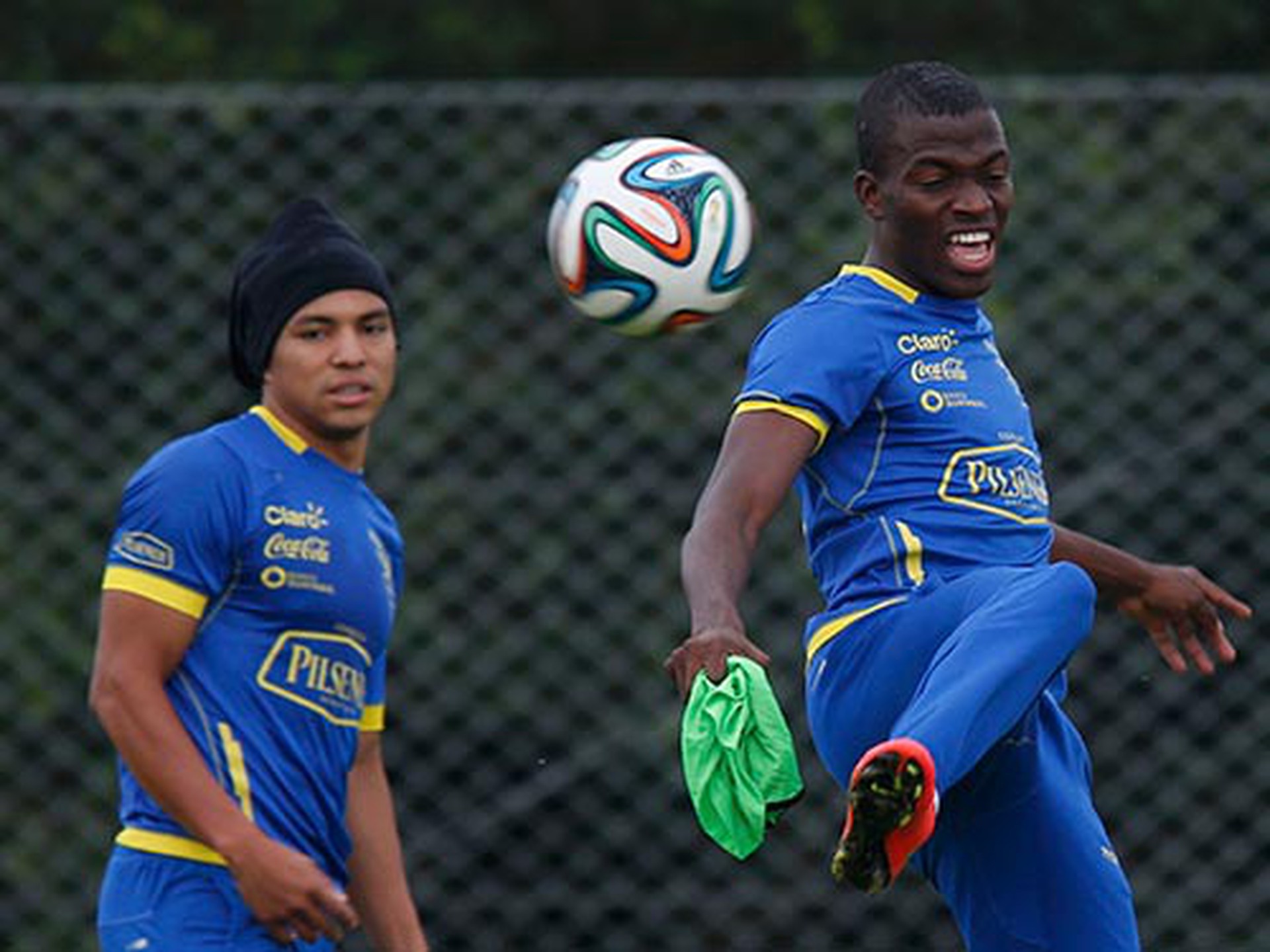 Enner Valencia (phải) trong buổi tập chuẩn bị cho trận Ecuador gặp Ph&aacute;p  Ảnh: REUTERS