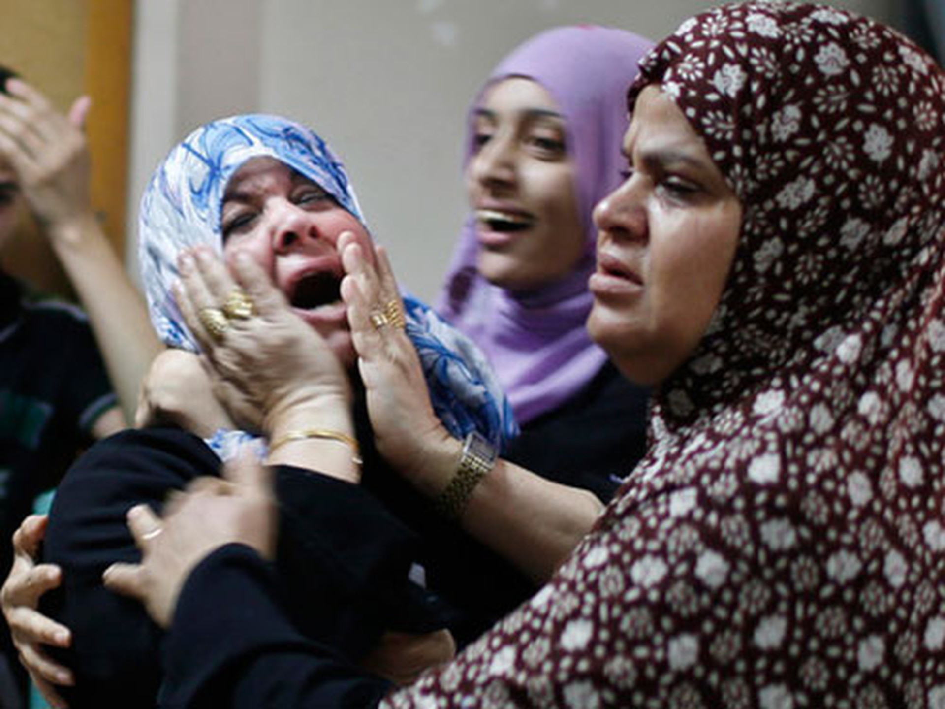 Một phụ nữ Palestine đau đớn v&igrave; mất con trai khi một bệnh viện ở Dải Gaza bị tr&uacute;ng đạn ph&aacute;o của Israel Ảnh: Reuters