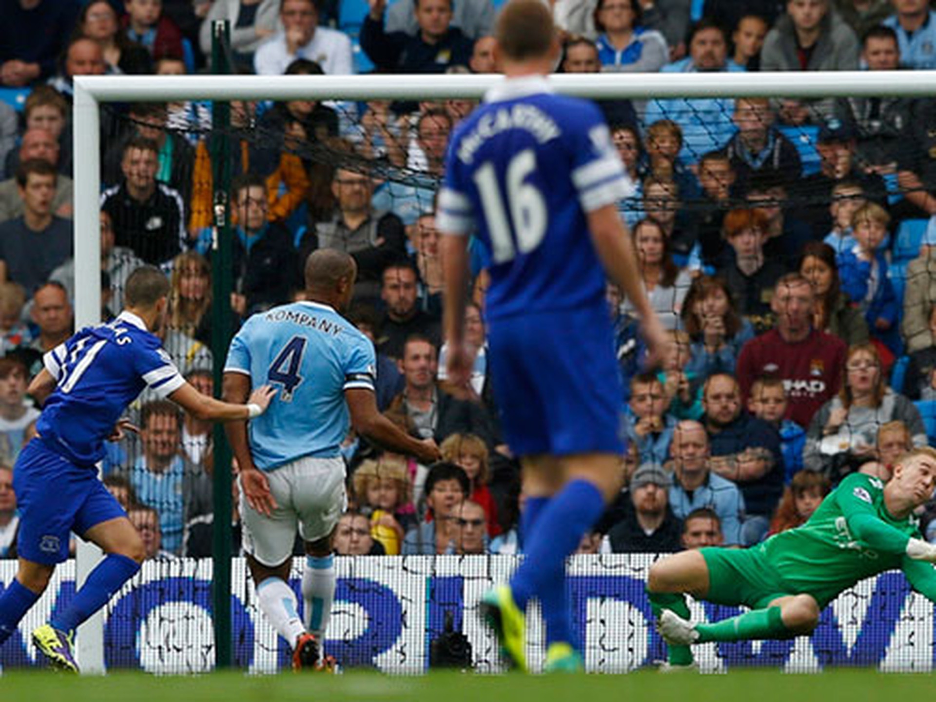 Thủ m&ocirc;n J. Hart v&agrave; h&agrave;ng thủ Man City sẽ vất vả khi trở lại s&acirc;n Goodison Park đ&ecirc;m 3-5  Ảnh: MOLDE