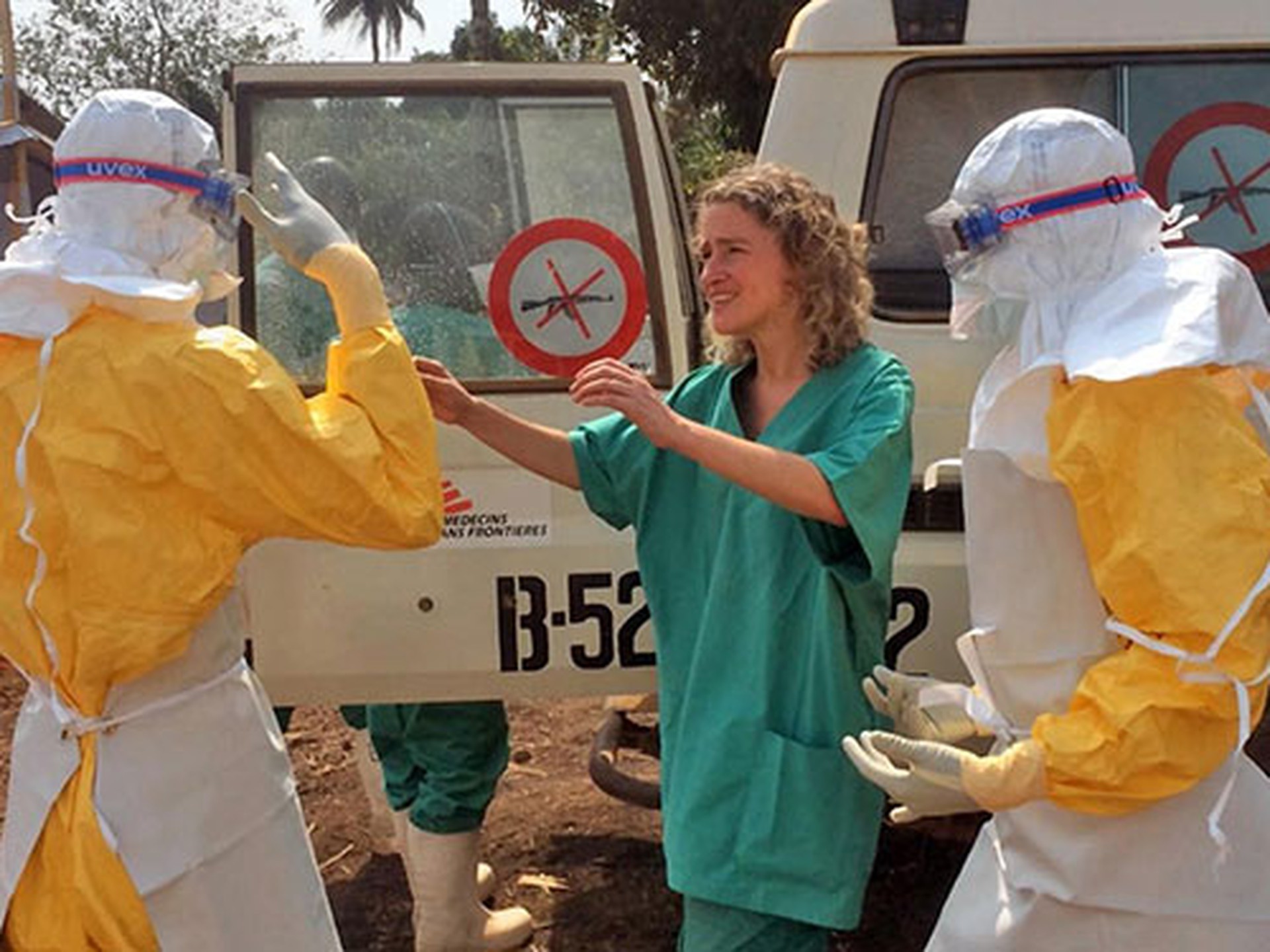 Nh&acirc;n vi&ecirc;n y tế đối ph&oacute; với dịch bệnh Ebola ở Guinea Ảnh: AP