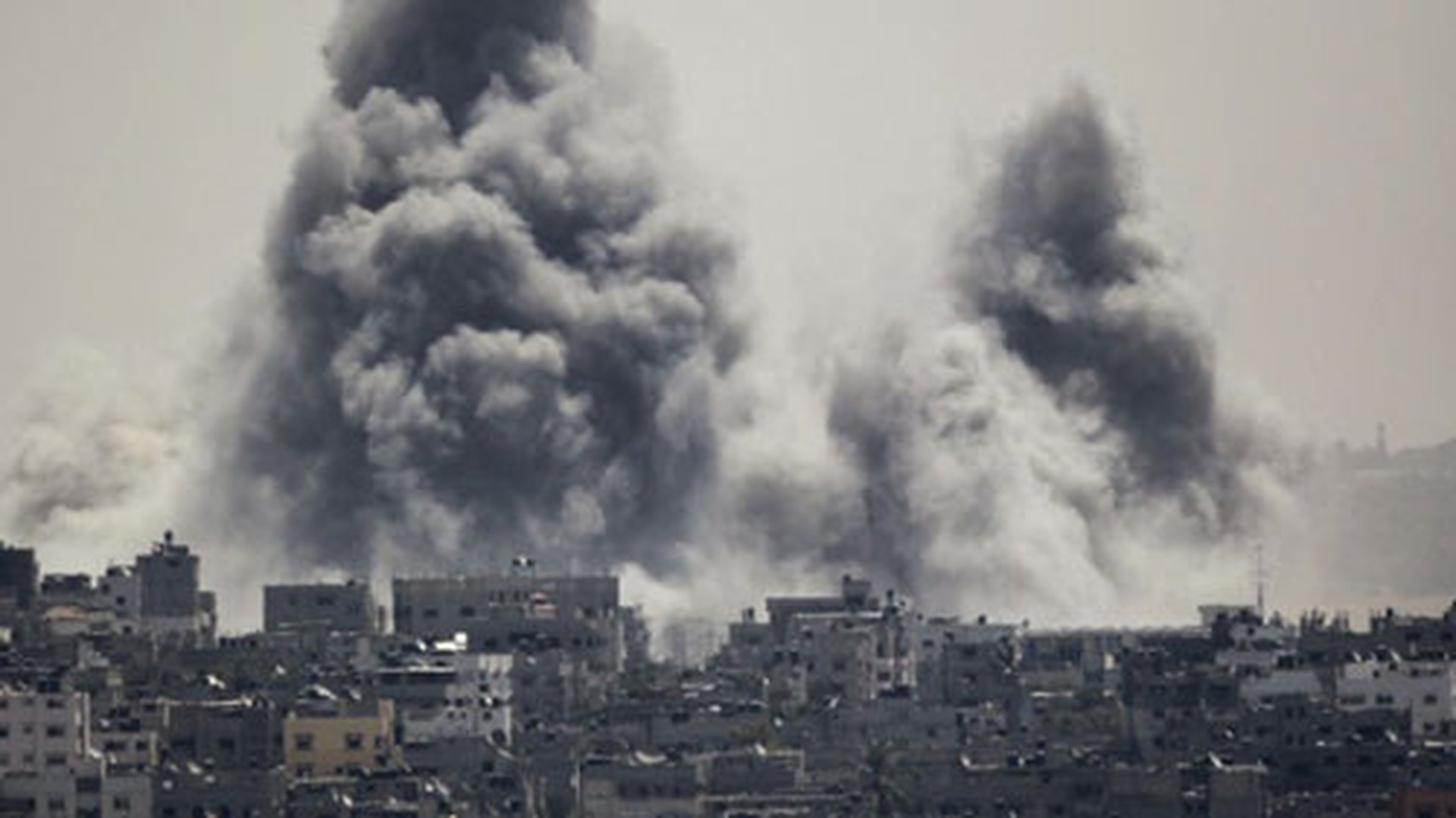 Những cột kh&oacute;i đen bốc l&ecirc;n cao trong một cuộc tấn c&ocirc;ng của Israel ở Đ&ocirc;ng Gaza h&ocirc;m 27-7 Ảnh: AP