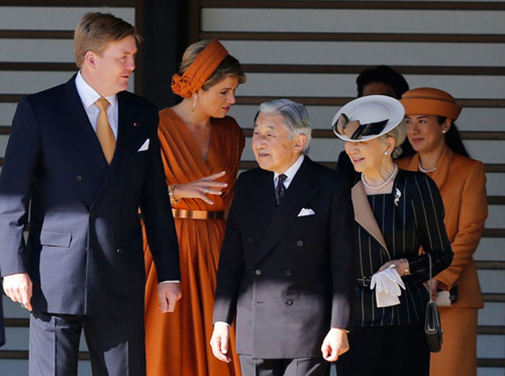 C&ocirc;ng nương Nhật Bản Masako (b&igrave;a phải) tham dự lễ đ&oacute;n Vua H&agrave; Lan Willem-Alexander h&ocirc;m 29-10 Ảnh: REUTERS