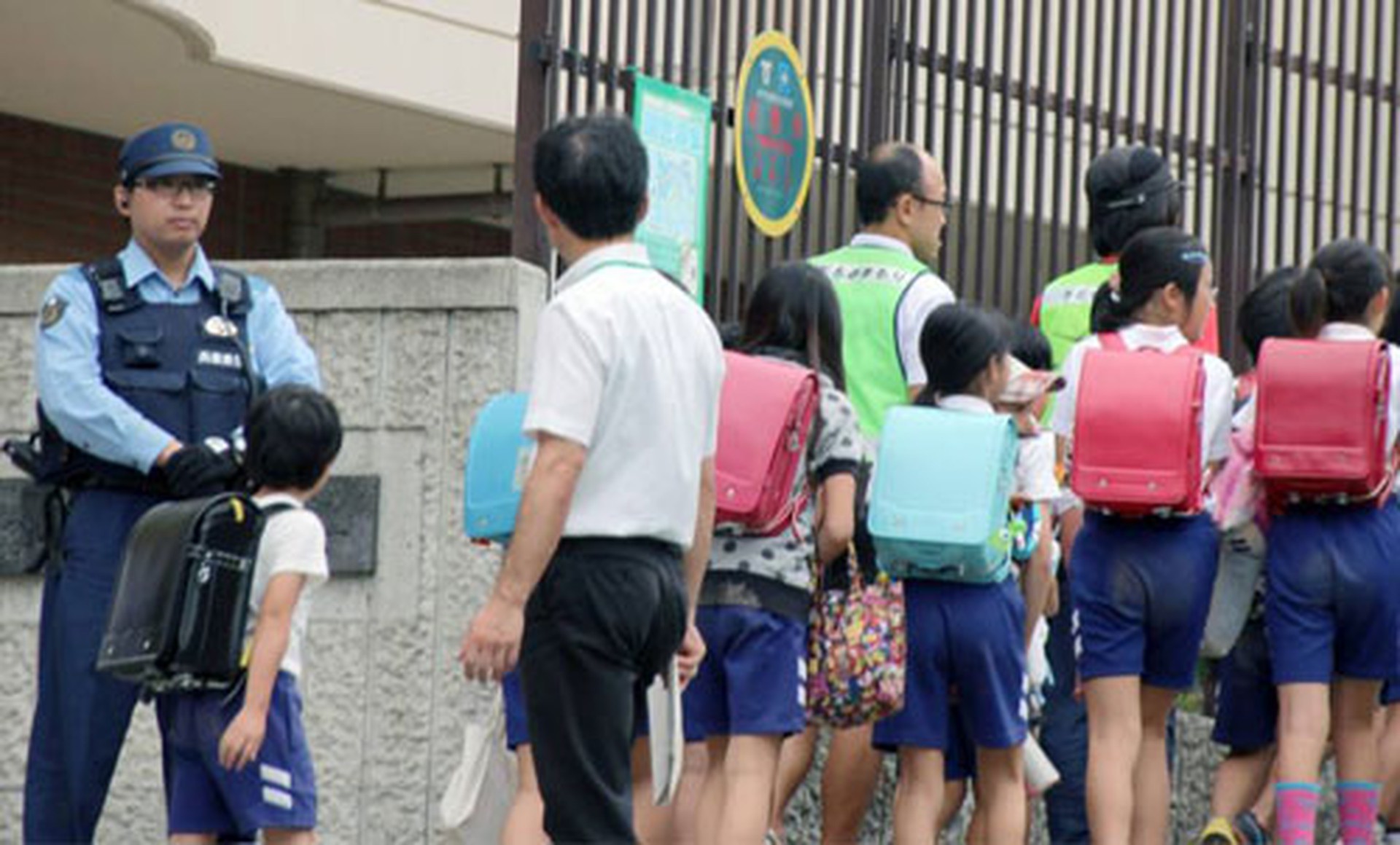 An ninh được tăng cường tại Trường Tiểu học Nagura ở TP Kobe sau vụ b&eacute; Mirei Ikuta bị bắt c&oacute;c v&agrave; s&aacute;t hại.  Ảnh: KYODO