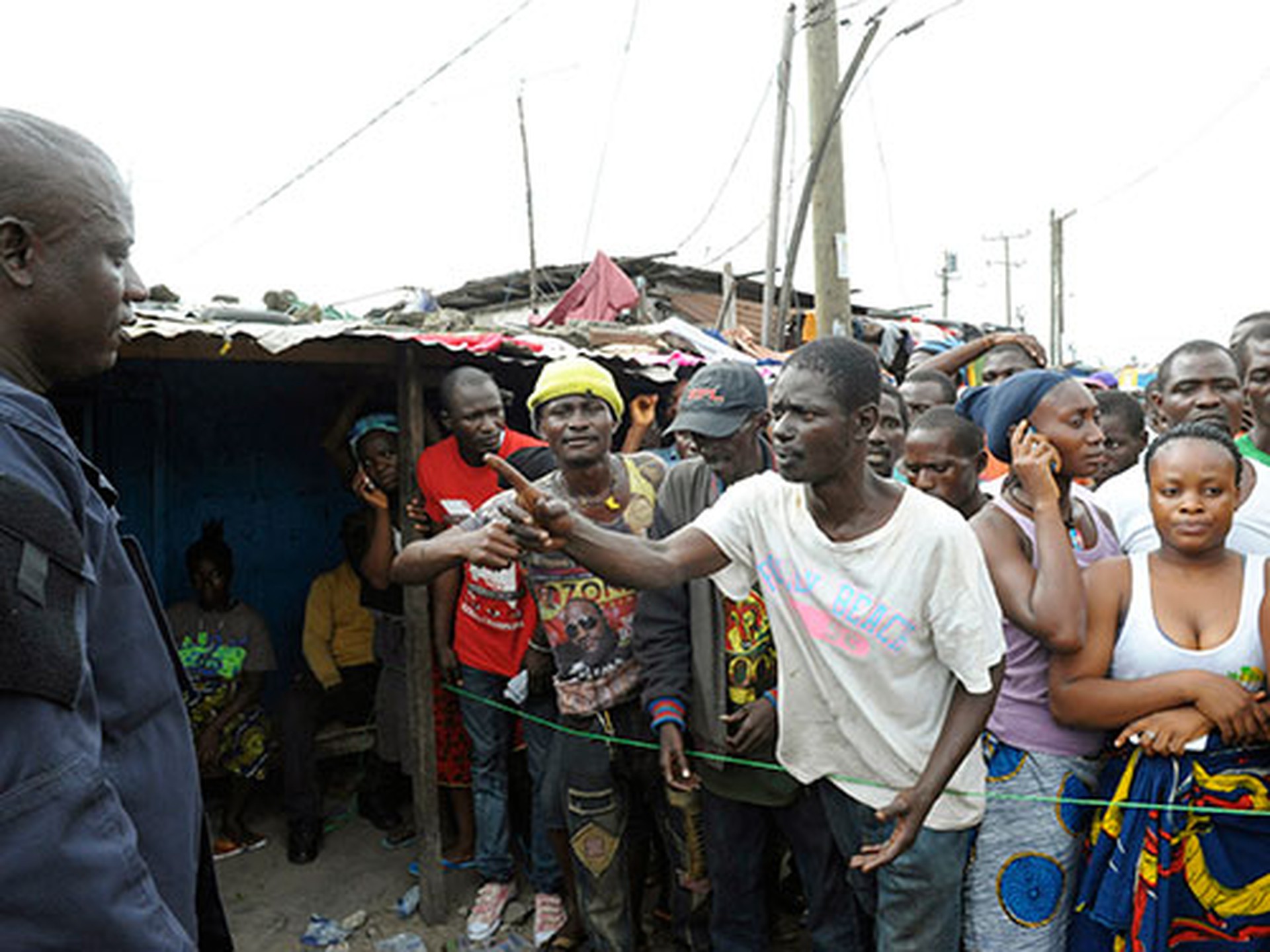 Những người d&acirc;n bị c&aacute;ch ly tại khu ổ chuột West Point ở thủ đ&ocirc; Monrovia - Liberia để ngăn dịch Ebola l&acirc;y lan Ảnh: Reuters