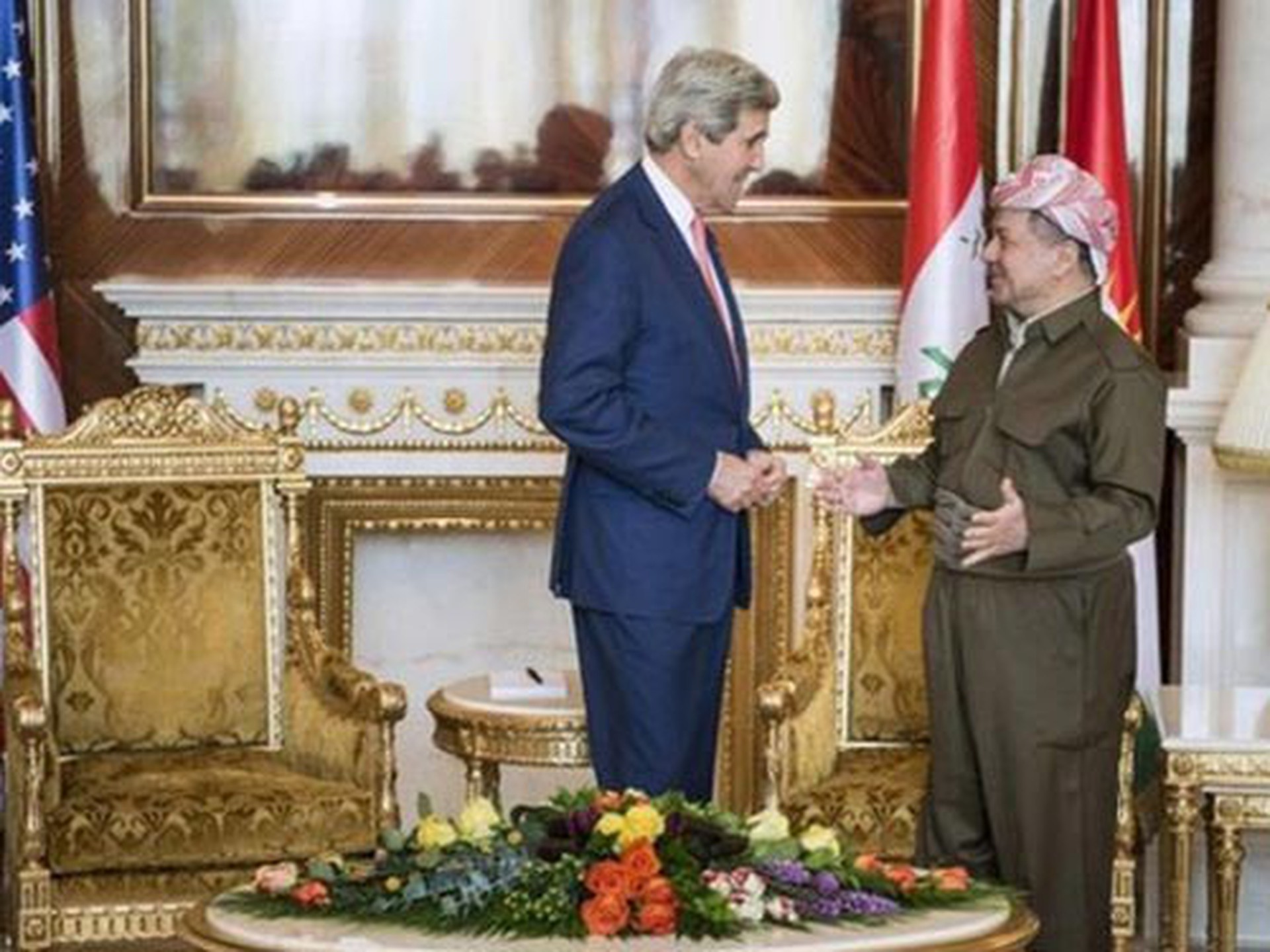 Ngoại trưởng Mỹ John Kerry gặp gỡ thủ lĩnh người Kurd Massoud Barzani ở Irbil h&ocirc;m 24-6 Ảnh: REUTERS