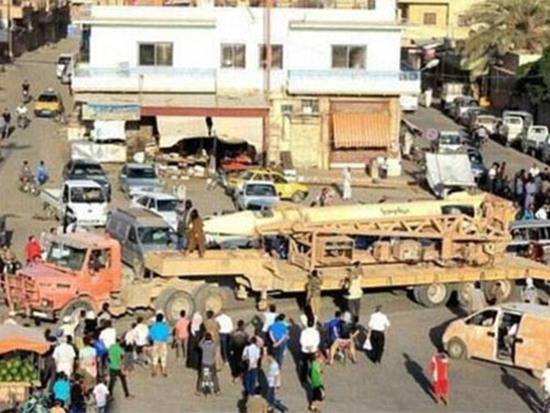 Phiến qu&acirc;n ISIL cho t&ecirc;n lửa Scud diễu h&agrave;nh tr&ecirc;n đường phố Raqqa, được xem l&agrave; thủ phủ của &ldquo;Nh&agrave; nước Hồi gi&aacute;o&rdquo;  Ảnh: AL ARABIYA