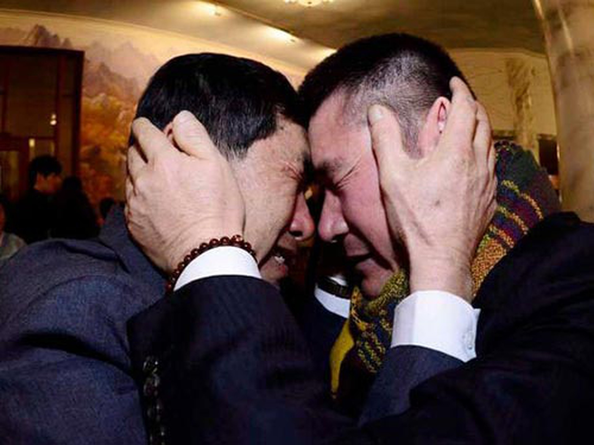 &Ocirc;ng Park Yang-gon (tr&aacute;i) gặp lại anh trai Park Yang Soo (phải) tại cuộc đo&agrave;n tụ h&ocirc;m 20-2 Ảnh: AP