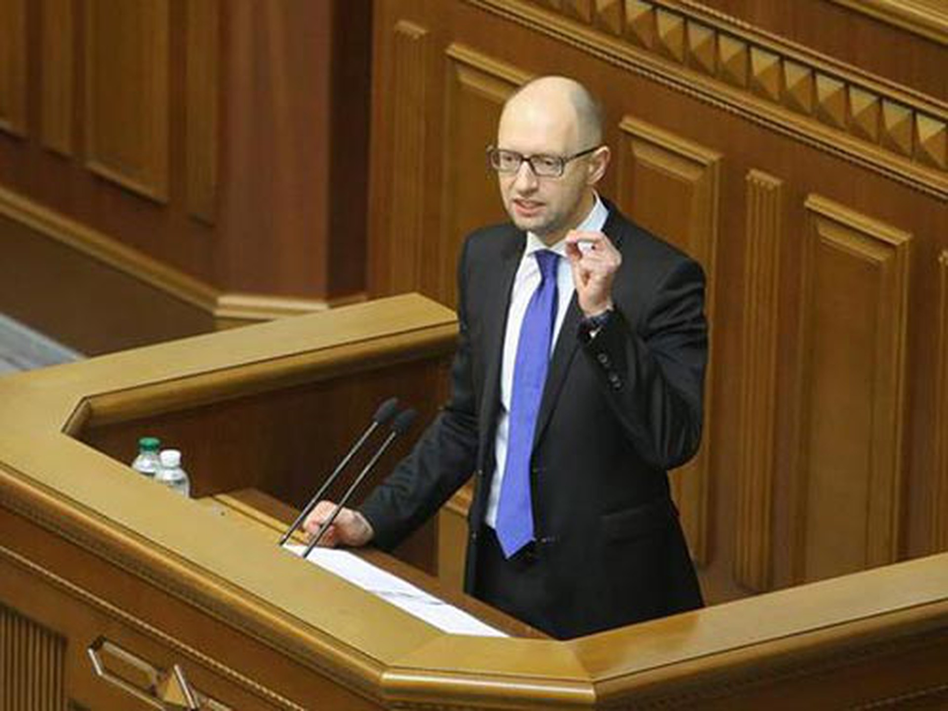Thủ tướng Ukraine Arseniy Yatsenyuk ph&aacute;t biểu trước quốc hội h&ocirc;m 11-12 Ảnh: KYIV POST