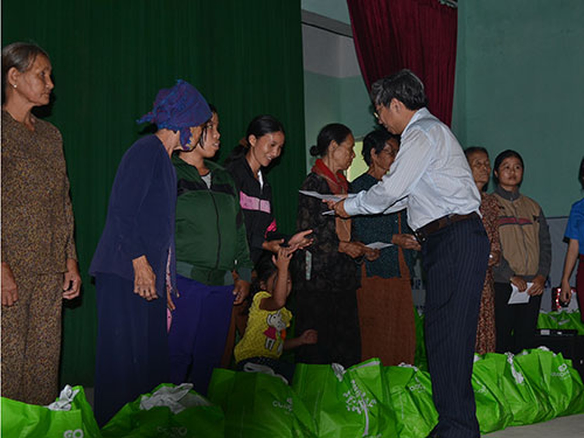 Đại diện thường trực HĐND TP HCM trao qu&agrave; cho người ngh&egrave;o ở huyện đảo L&yacute; Sơn, tỉnh Quảng Ngãi