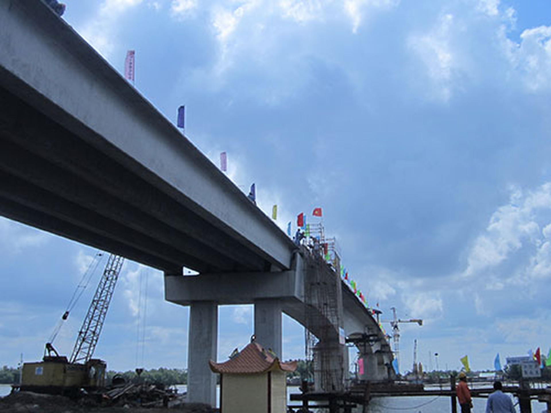 Cầu Năm Căn đang ho&agrave;n thiện để th&ocirc;ng xe v&agrave;o th&aacute;ng 6-2014