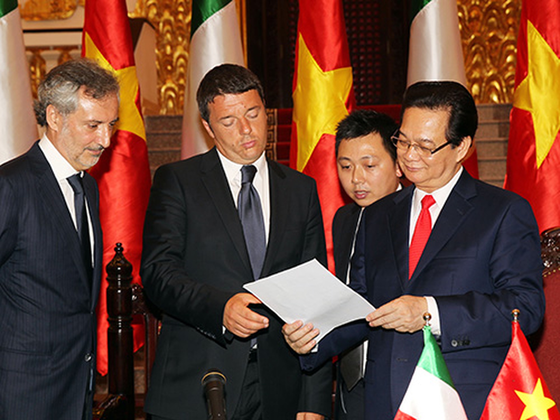 Thủ tướng Nguyễn Tấn Dũng v&agrave; Thủ tướng Matteo Renzi trao đổi về t&igrave;nh h&igrave;nh tr&ecirc;n  biển Đ&ocirc;ng Ảnh: TTXVN