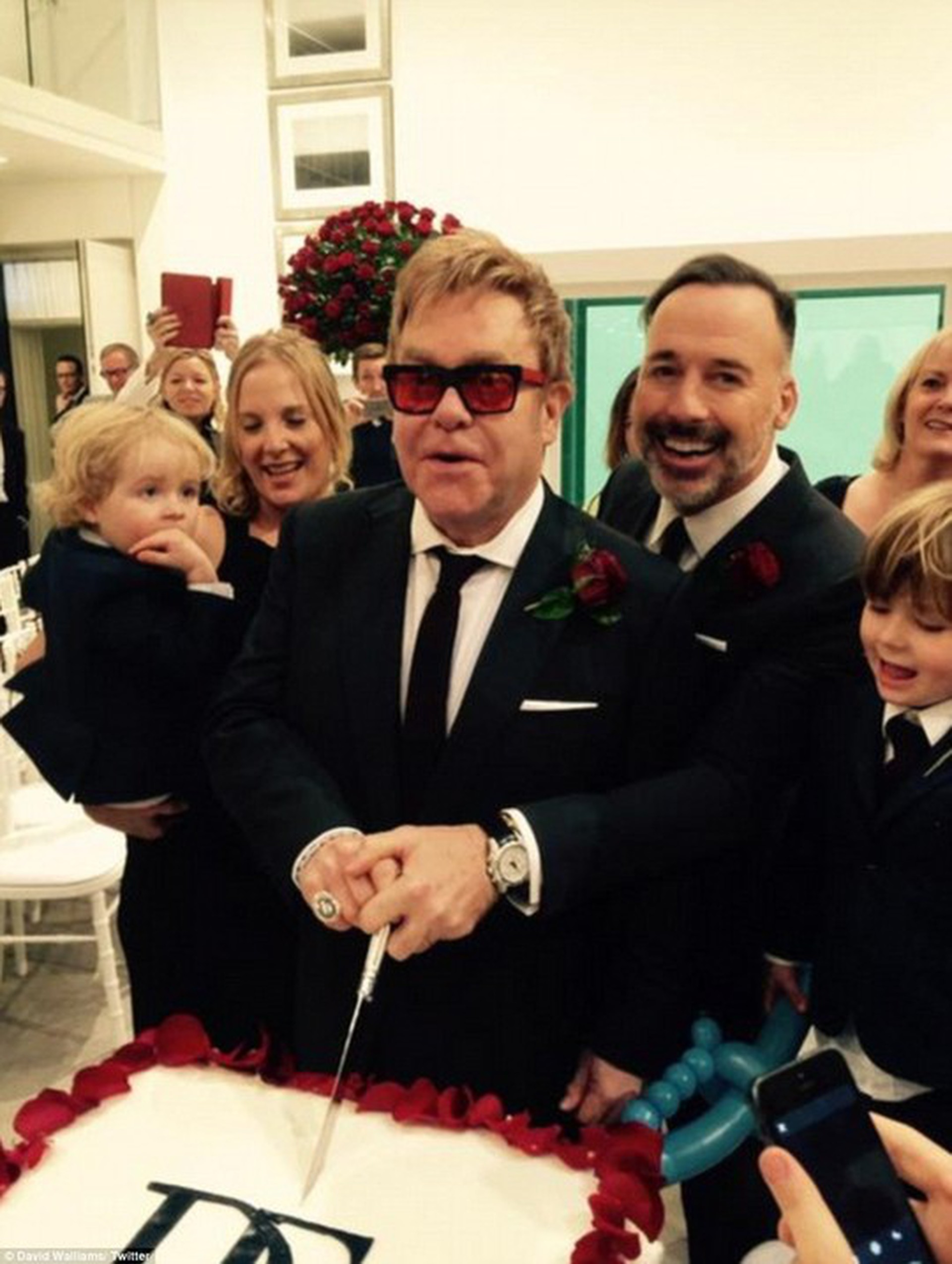 Elton John v&agrave; David Furnish hạnh ph&uacute;c cắt b&aacute;nh cưới. Nguồn: Twitter