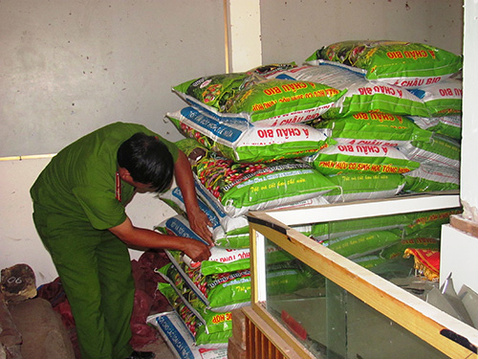Lực lượng chức năng lấy mẫu kiểm tra ph&acirc;n b&oacute;n giả