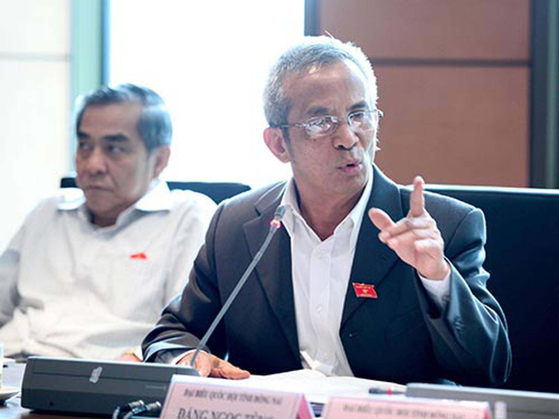 Đại biểu Đặng Ngọc Tùng phát bi&ecirc;̉u tại phi&ecirc;n thảo lu&acirc;̣nẢnh: HO&Agrave;NG NGỌC