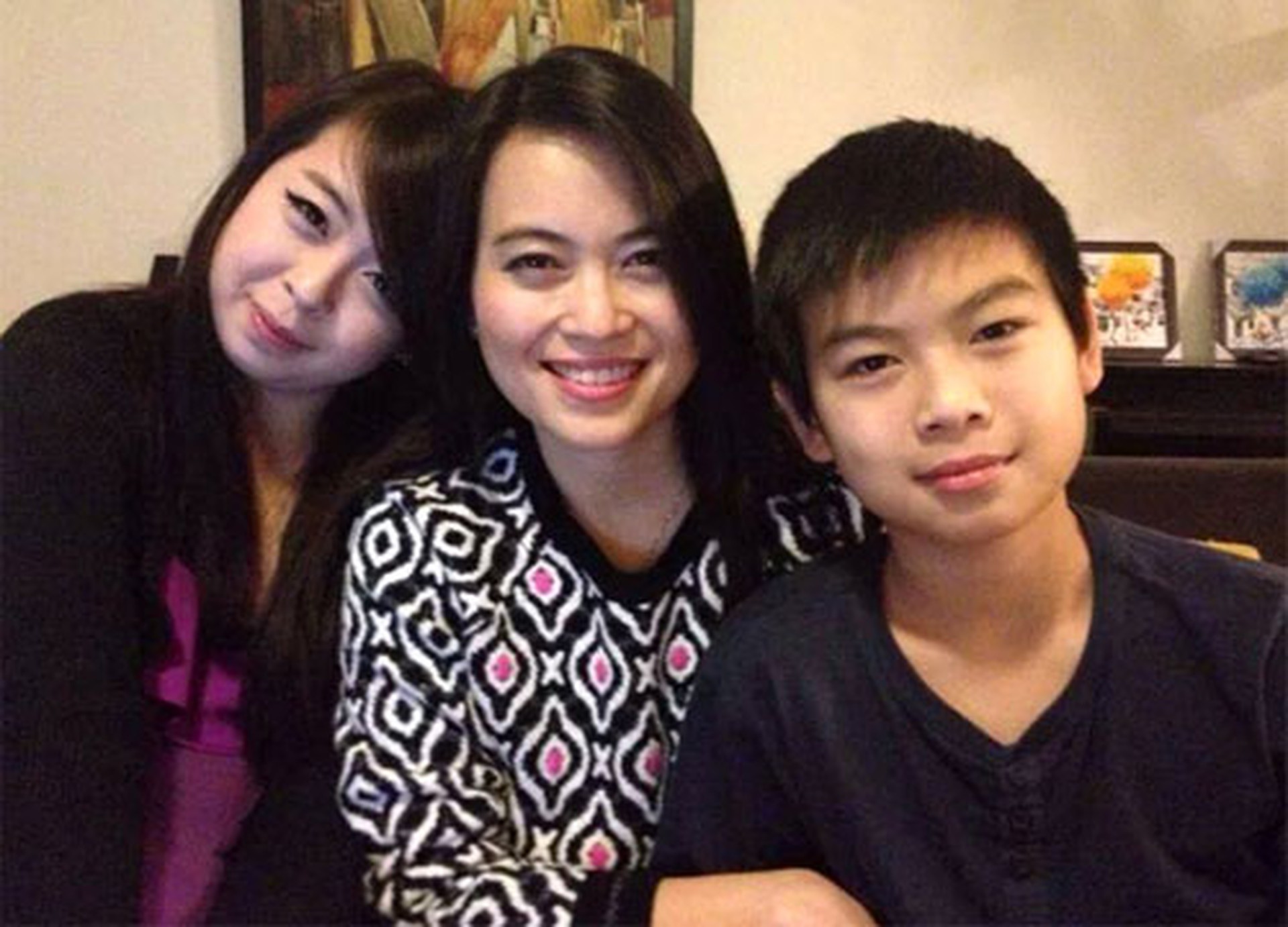 3 mẹ con chị Nguyễn Ngọc Minh (giữa) c&ugrave;ng 2 con Đặng Minh Ch&acirc;u v&agrave; Đặng Quốc Huy - Ảnh Facebook
