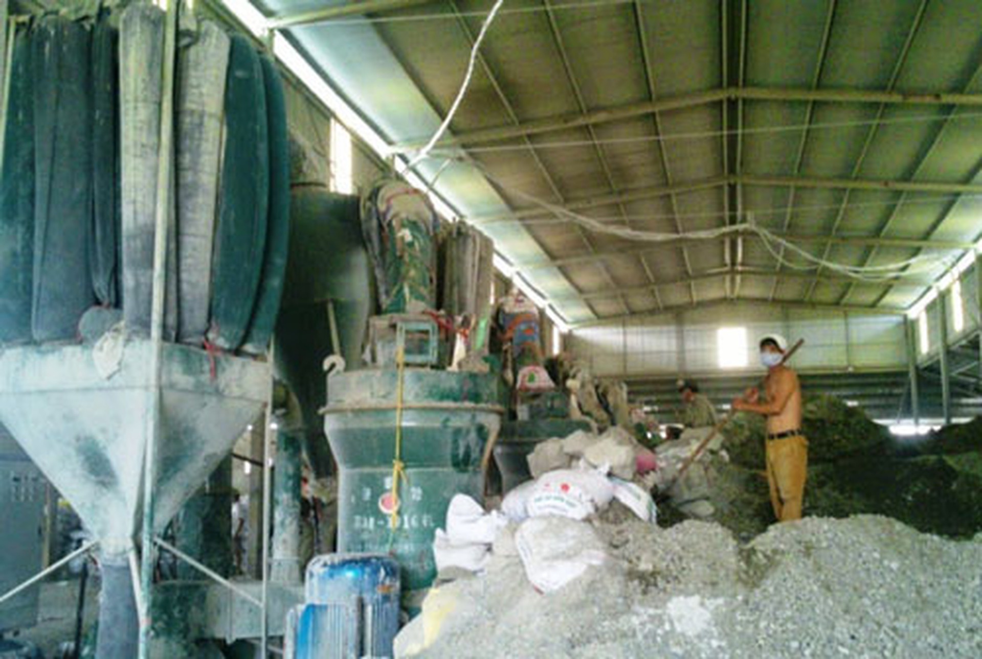 C&ocirc;ng nh&acirc;n C&ocirc;ng ty TNHH Ho&agrave;ng Ng&acirc;n l&agrave;m việc trong m&ocirc;i trường độc hại nhưng thiếu bảo hộ lao động cần thiết  Ảnh: TUẤN MINH