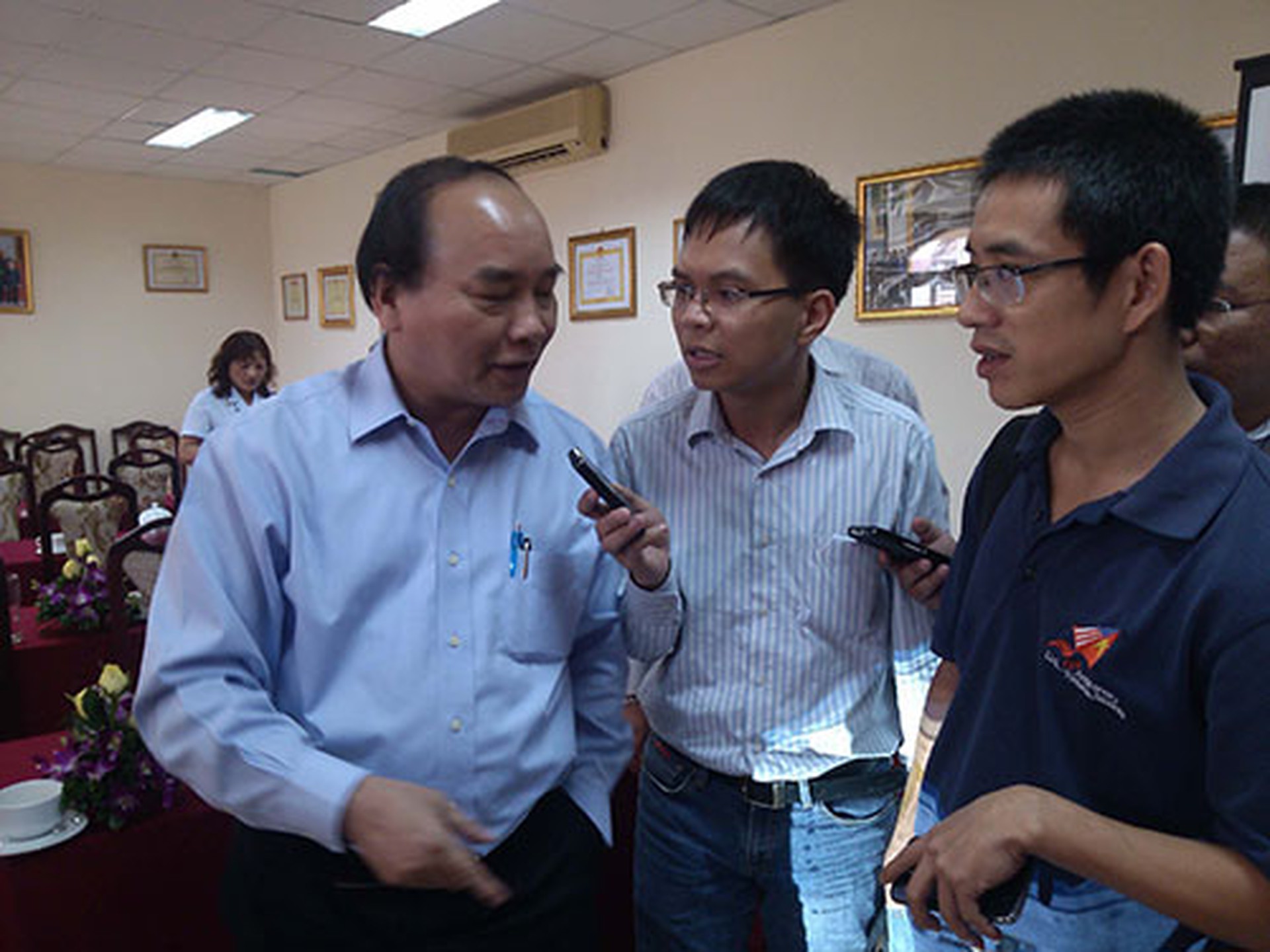 Ph&oacute; Thủ tướng Nguyễn Xu&acirc;n Ph&uacute;c trao đổi với c&aacute;c ph&oacute;ng vi&ecirc;n b&ecirc;n lề buổi l&agrave;m việc Ảnh: TUẤN NGUYỄN