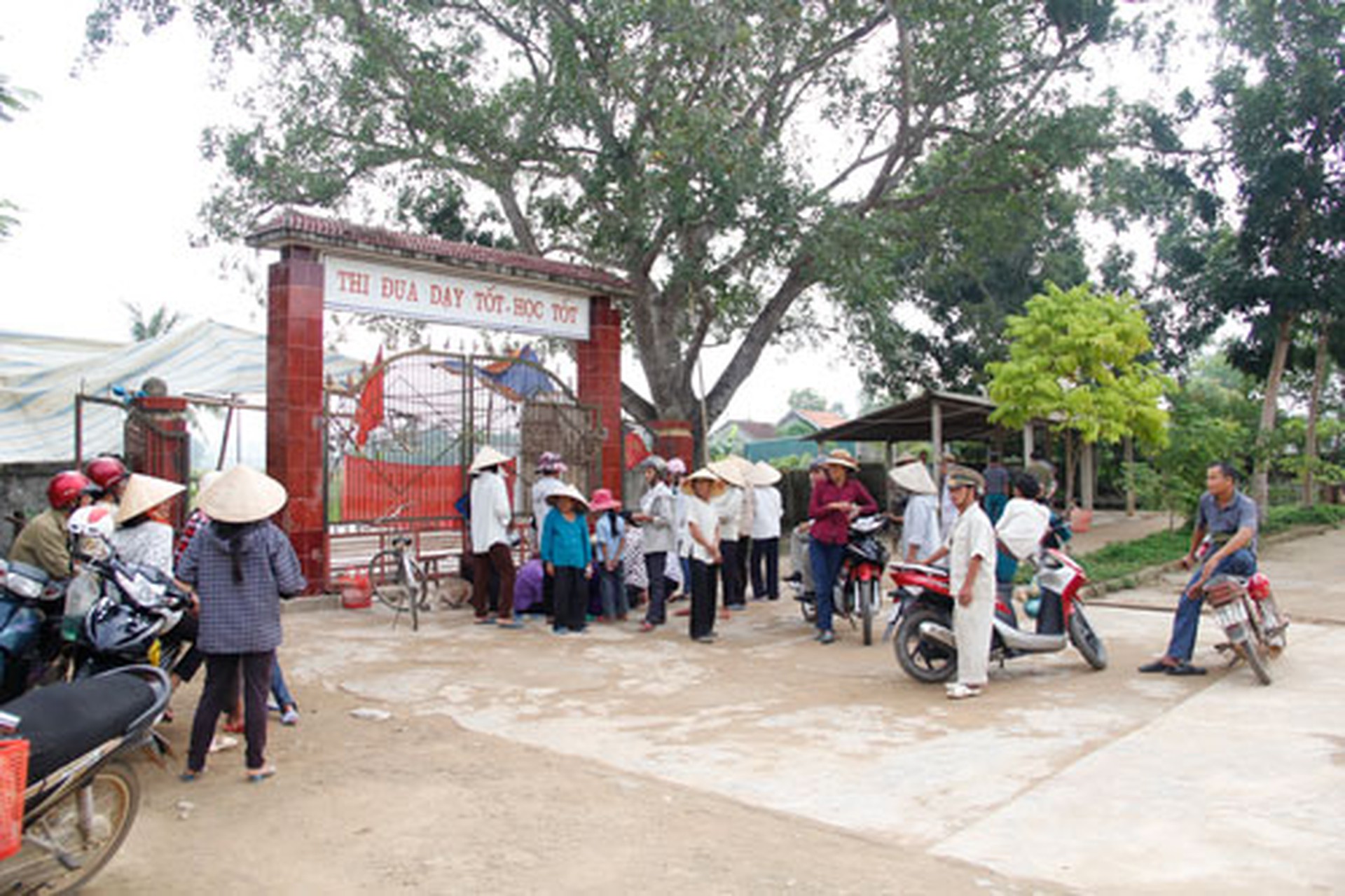 Người d&acirc;n tụ tập tại Trường THCS Hương B&igrave;nh