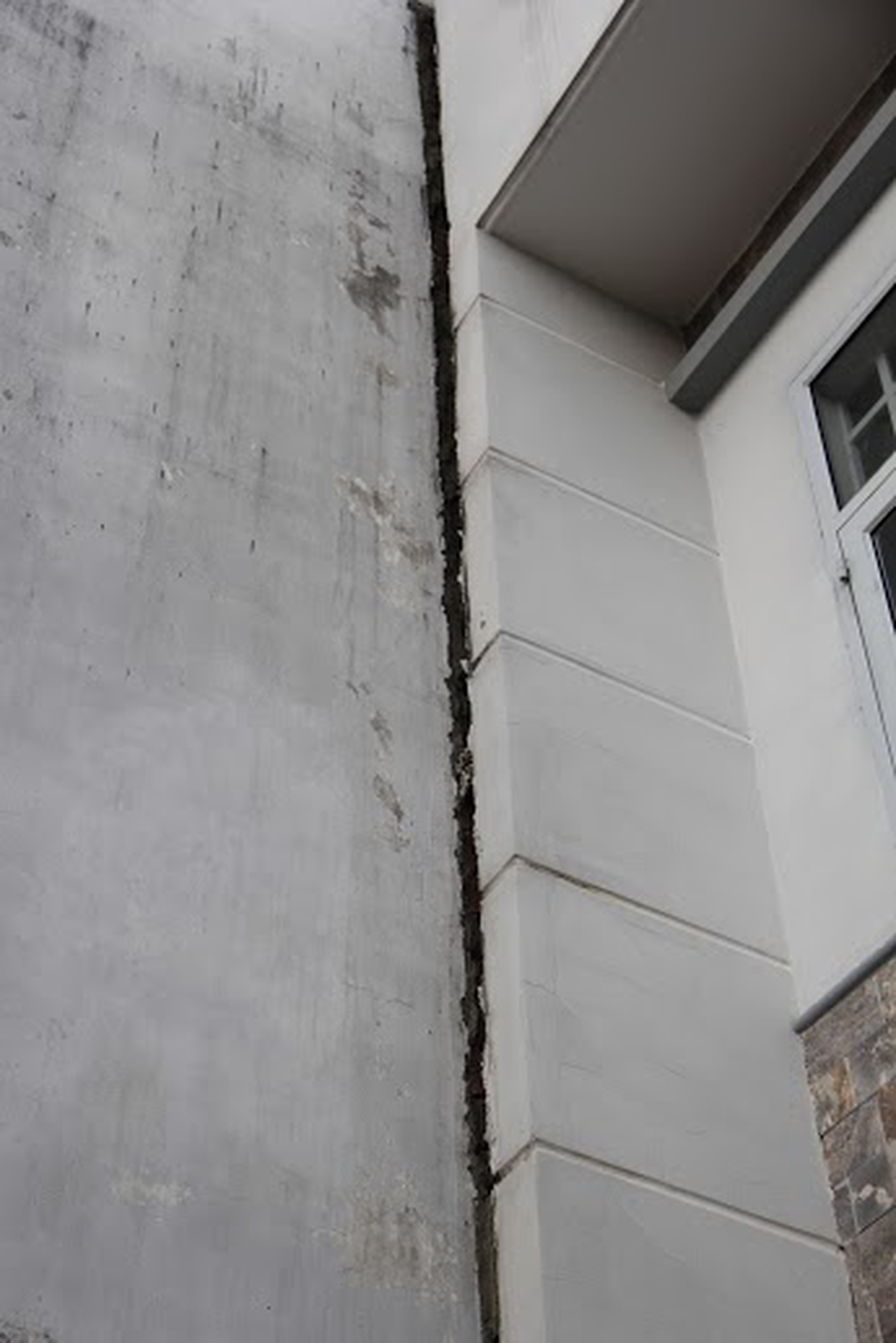 V&aacute;ch từng của c&aacute;c căn nh&agrave; c&oacute; những vết nứt lớn, v&agrave; ng&agrave;y c&agrave;ng mở rộng.