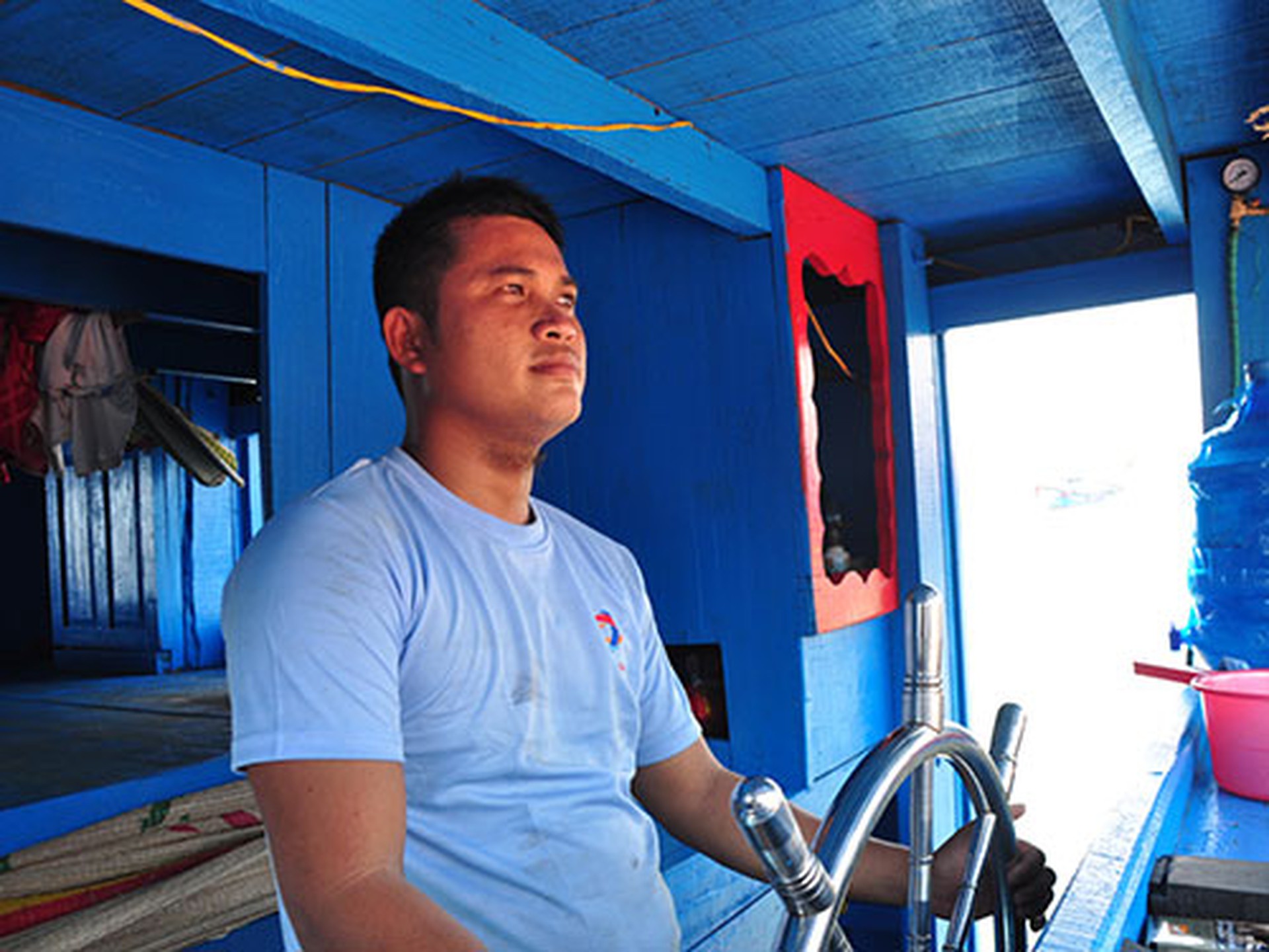 Ngư d&acirc;n B&ugrave;i Văn Phải, thuyền trưởng t&agrave;u QNg 96149 TS (t&agrave;u được Quỹ Tấm l&ograve;ng v&agrave;ng Người Lao Động trao tặng), cho biết: &ldquo;Sẽ ra Ho&agrave;ng Sa đ&aacute;nh bắt, giữ ngư trường, biển đảo của Tổ quốc&rdquo;