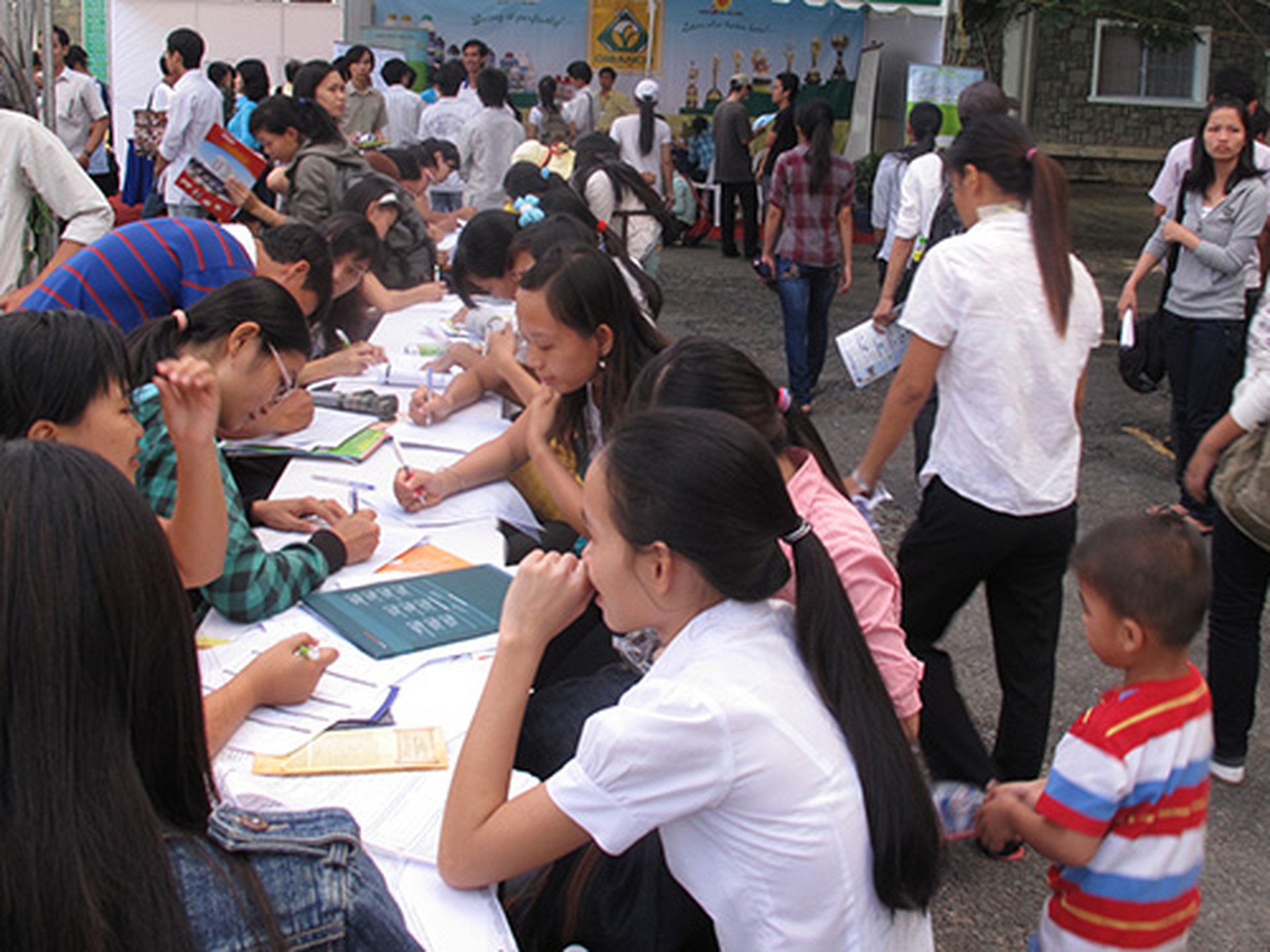 Sinh vi&ecirc;n tham gia Ng&agrave;y hội Việc l&agrave;m do Trường ĐH N&ocirc;ng L&acirc;m TP HCM tổ chức năm 2013