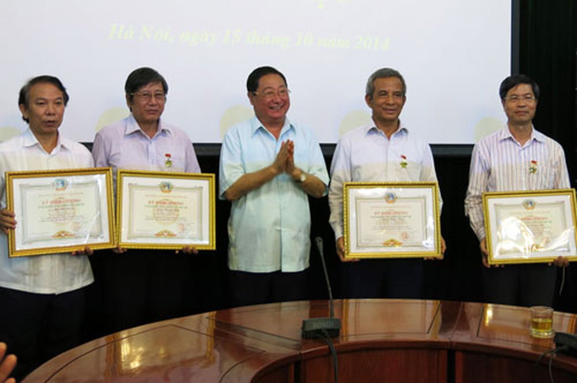 &Ocirc;ng Gi&agrave;ng Seo Phử - Bộ trưởng, Chủ nhiệm Ủy ban D&acirc;n tộc (ở giữa) - trao kỷ niệm chương &ldquo;V&igrave; sự nghiệp ph&aacute;t triển c&aacute;c d&acirc;n tộc&rdquo; cho c&aacute;c l&atilde;nh đạo Tổng LĐLĐ Việt Nam