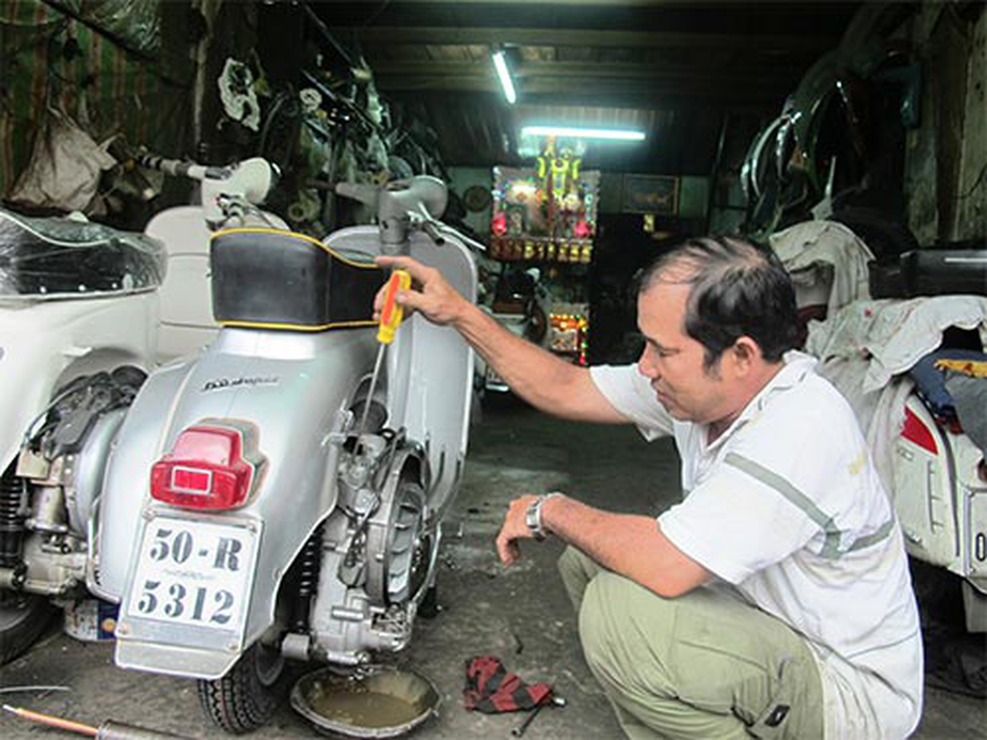 &Ocirc;ng H&ugrave;ng th&aacute;o m&aacute;y một chiếc Vespa để t&acirc;n trang