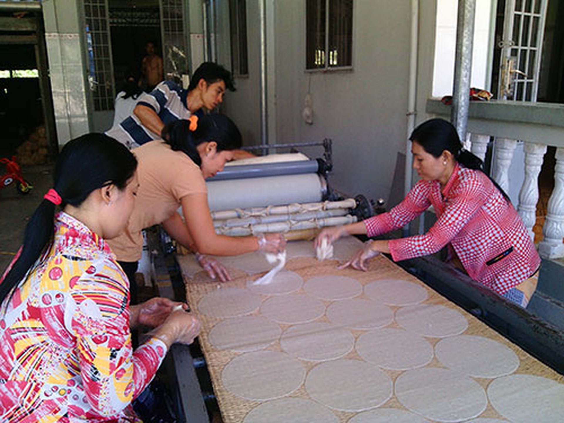 Nghề l&agrave;m b&aacute;nh phồng ph&aacute;t triển đ&atilde; tạo cơ hội để người ngh&egrave;o ổn định cuộc sống