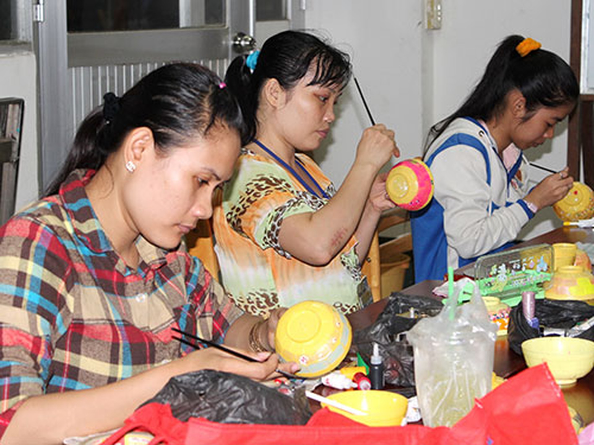 Một lớp học nghề cho c&ocirc;ng nh&acirc;n được tổ chức tại C&ocirc;ng ty TNHH Pou Yuen
