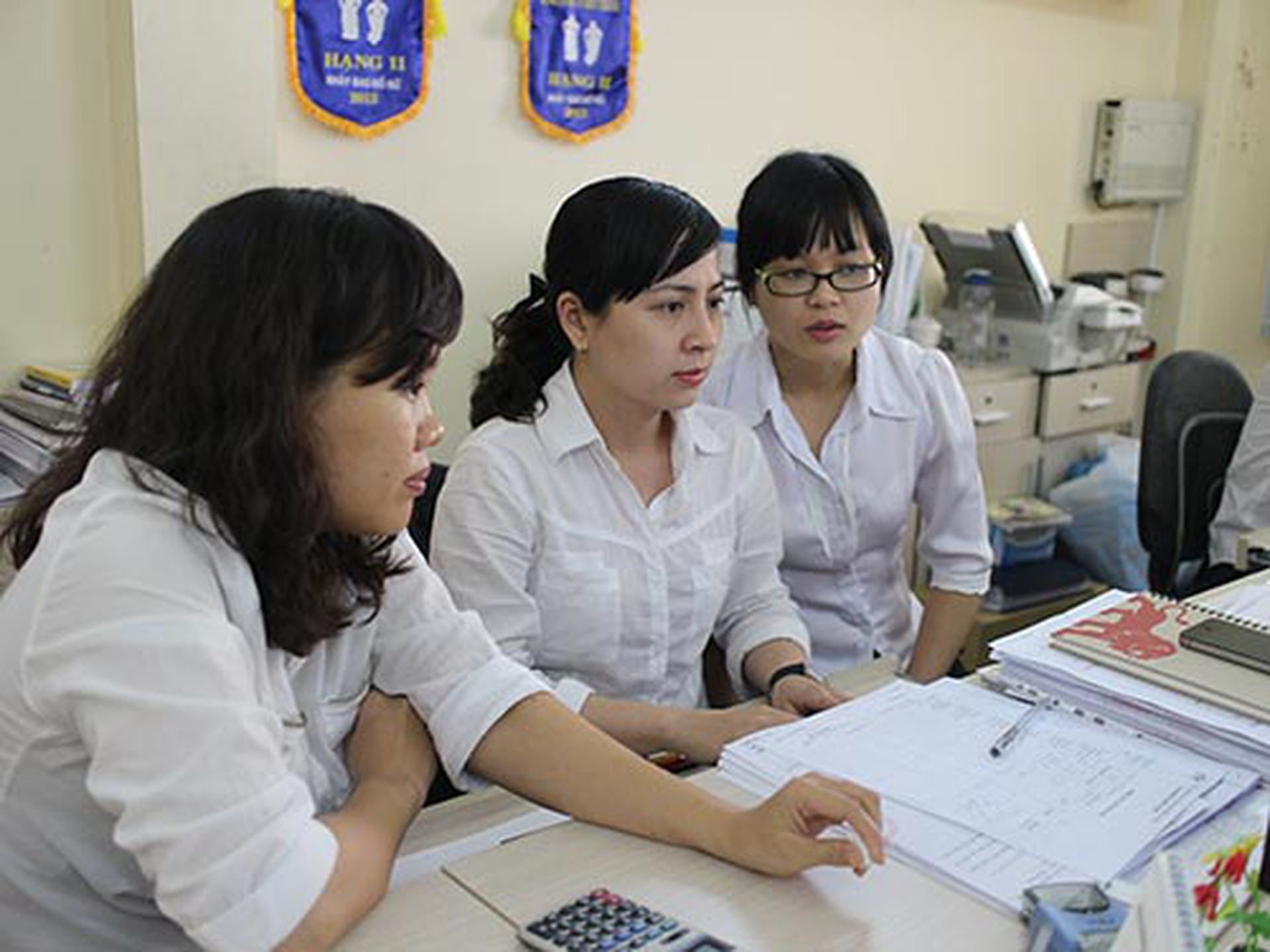 Chị Nguyễn Thị Ngọc Th&uacute;y, nh&acirc;n vi&ecirc;n kinh doanh X&iacute; nghiệp In Bến Th&agrave;nh (giữa), trao đổi kế hoạch c&ocirc;ng t&aacute;c với đồng nghiệp
