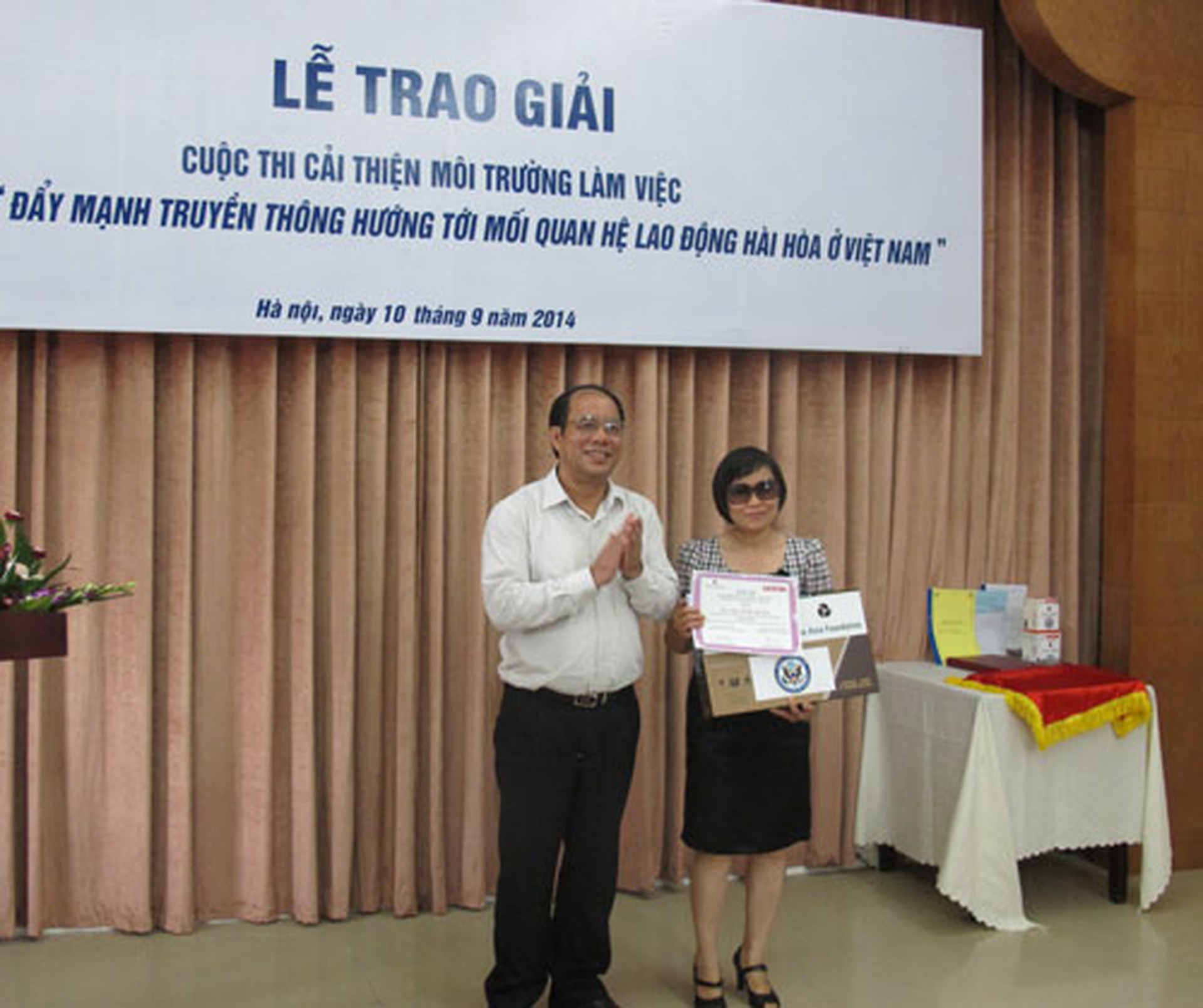 &Ocirc;ng Nguyễn Văn Ng&agrave;ng, Ph&oacute; Chủ tịch 
Tổng LĐLĐ Việt Nam, trao giải nhất cho t&aacute;c giả B&ugrave;i Ho&agrave;i Dung