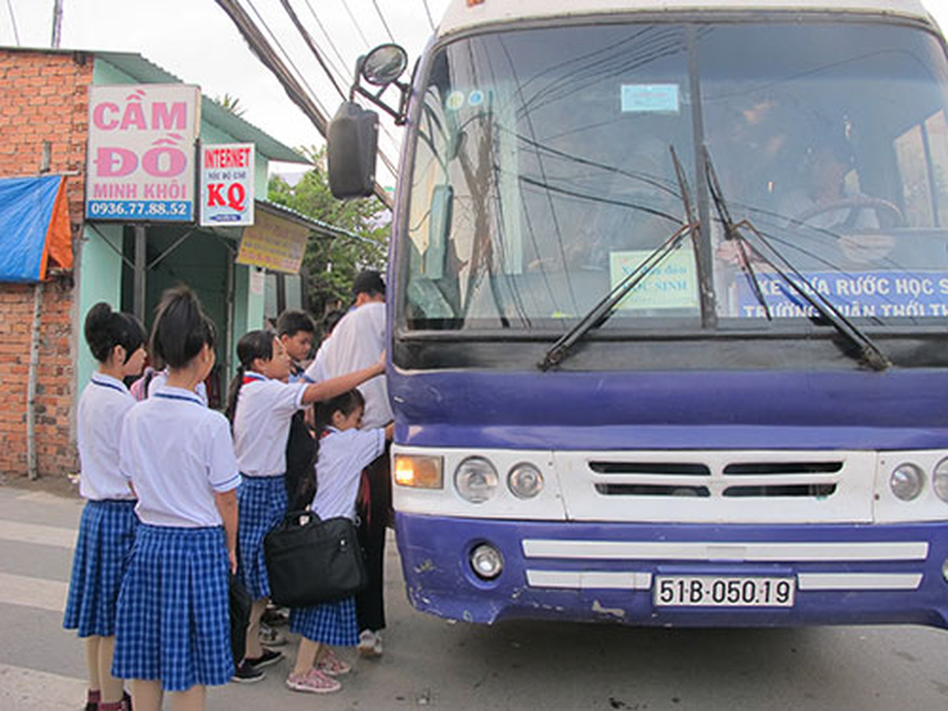 Học sinh ở huyện H&oacute;c M&ocirc;n, TP HCM chờ xe đưa rước đến trường Ảnh: THU HỒNG