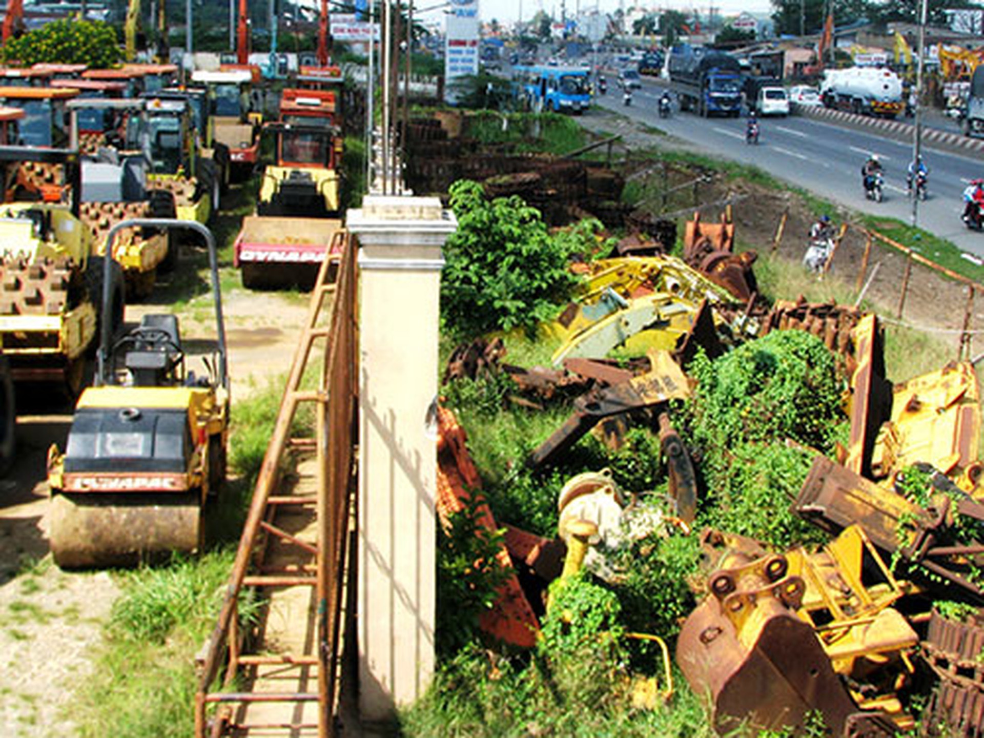 C&aacute;c b&atilde;i xe &ldquo;n&aacute;t&rdquo; dọc xa lộ H&agrave; Nội, cửa ng&otilde; ra v&agrave;o TP HCM