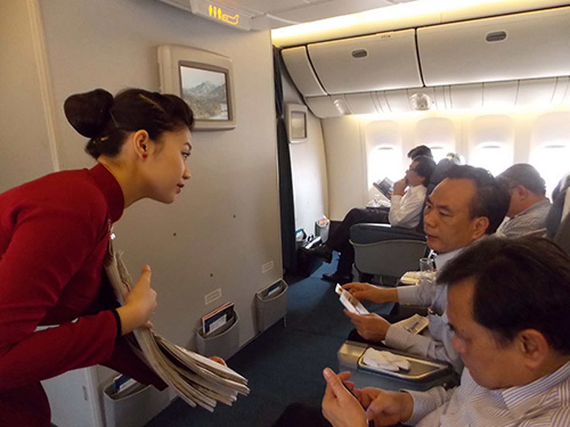 Tiếp vi&ecirc;n h&agrave;ng kh&ocirc;ng ngo&agrave;i việc niềm nở phục vụ kh&aacute;ch, c&ograve;n phải năng động hơn, giống như nh&acirc;n vi&ecirc;n b&aacute;n h&agrave;ng tiếp cận h&agrave;nh kh&aacute;ch Ảnh: H&Agrave; PHƯƠNG