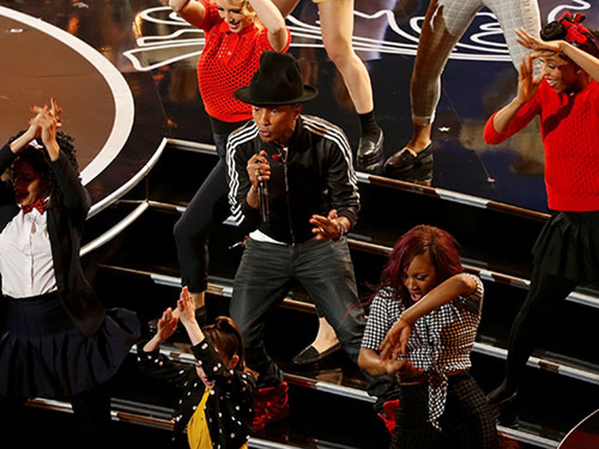 Pharrell Williams biểu diễn ca kh&uacute;c Happy trong lễ trao giải Oscar 2014