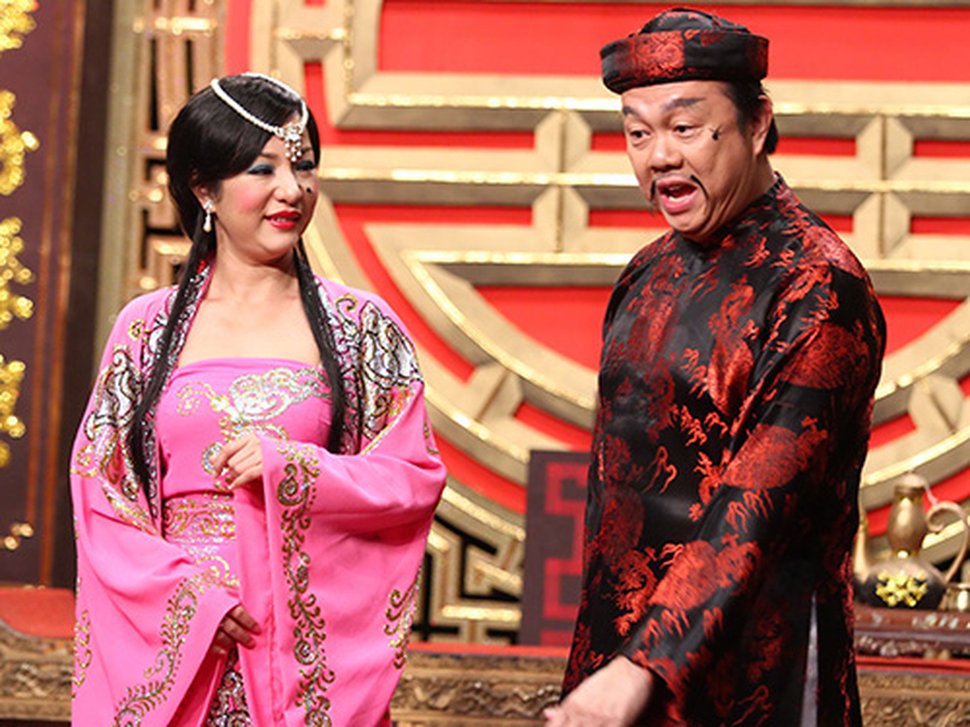 Di&ecirc;̃n vi&ecirc;n hài Thúy Nga và Chí Tài trong tiểu phẩm Trạng nguy&ecirc;n về l&agrave;ng Ảnh: HTV2