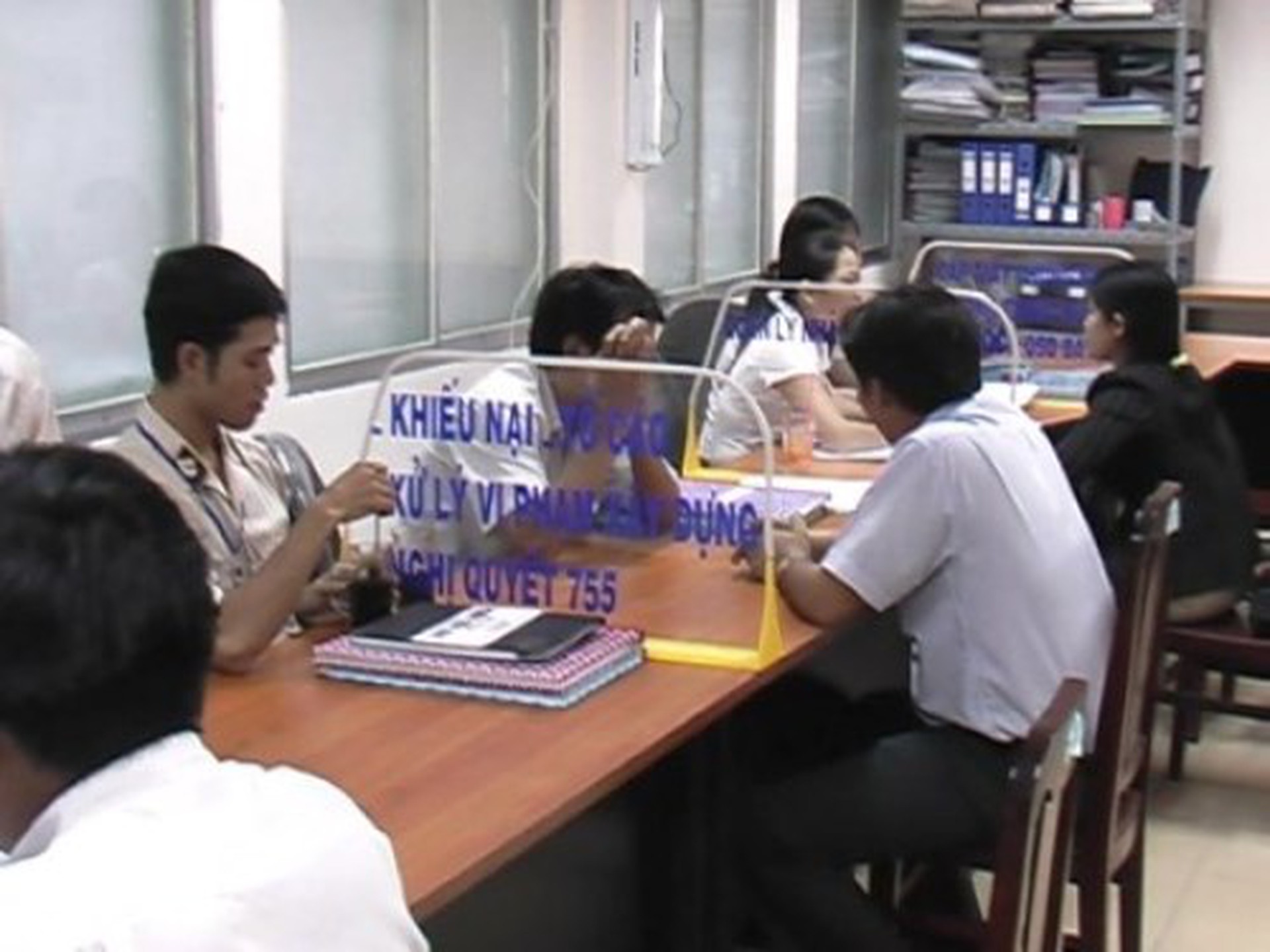 Theo Luật Tiếp C&ocirc;ng d&acirc;n, người tiếp c&ocirc;ng d&acirc;n phải c&oacute; th&aacute;i độ ứng xử đ&uacute;ng mực, t&ocirc;n trọng c&ocirc;ng d&acirc;n