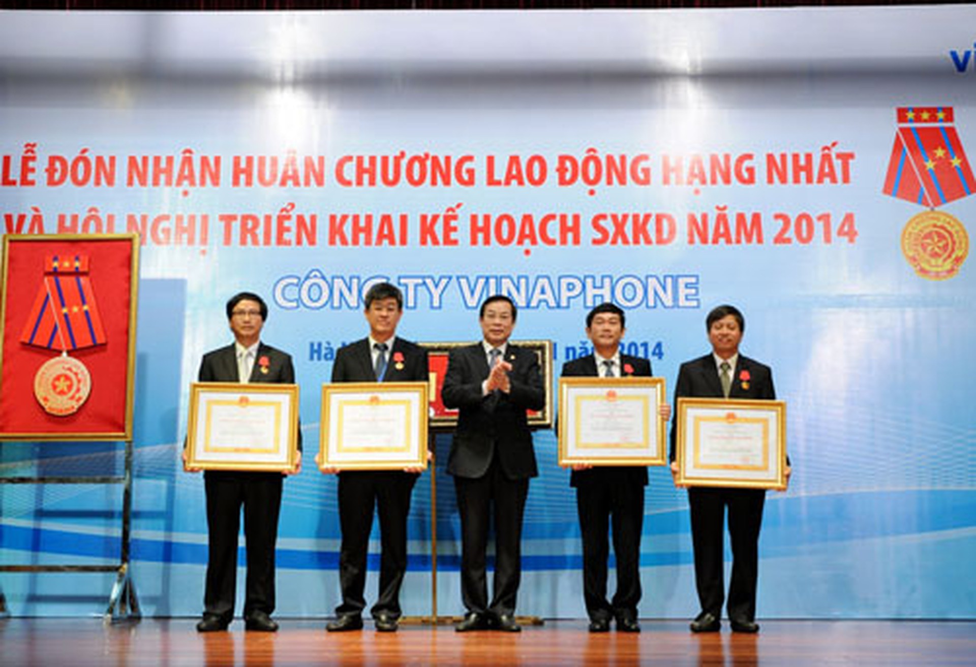 Lễ đ&oacute;n nhận Hu&acirc;n chương Lao động hạng nhất của Vinaphone