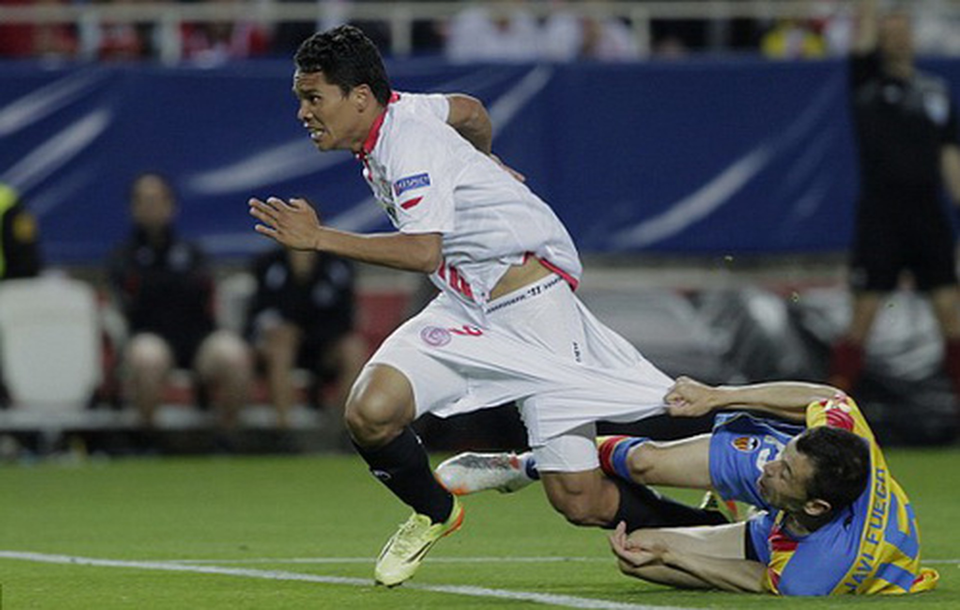 Hậu vệ Valencia kh&ocirc;ng thể ngăn Bacca ghi b&agrave;n thứ nh&igrave;