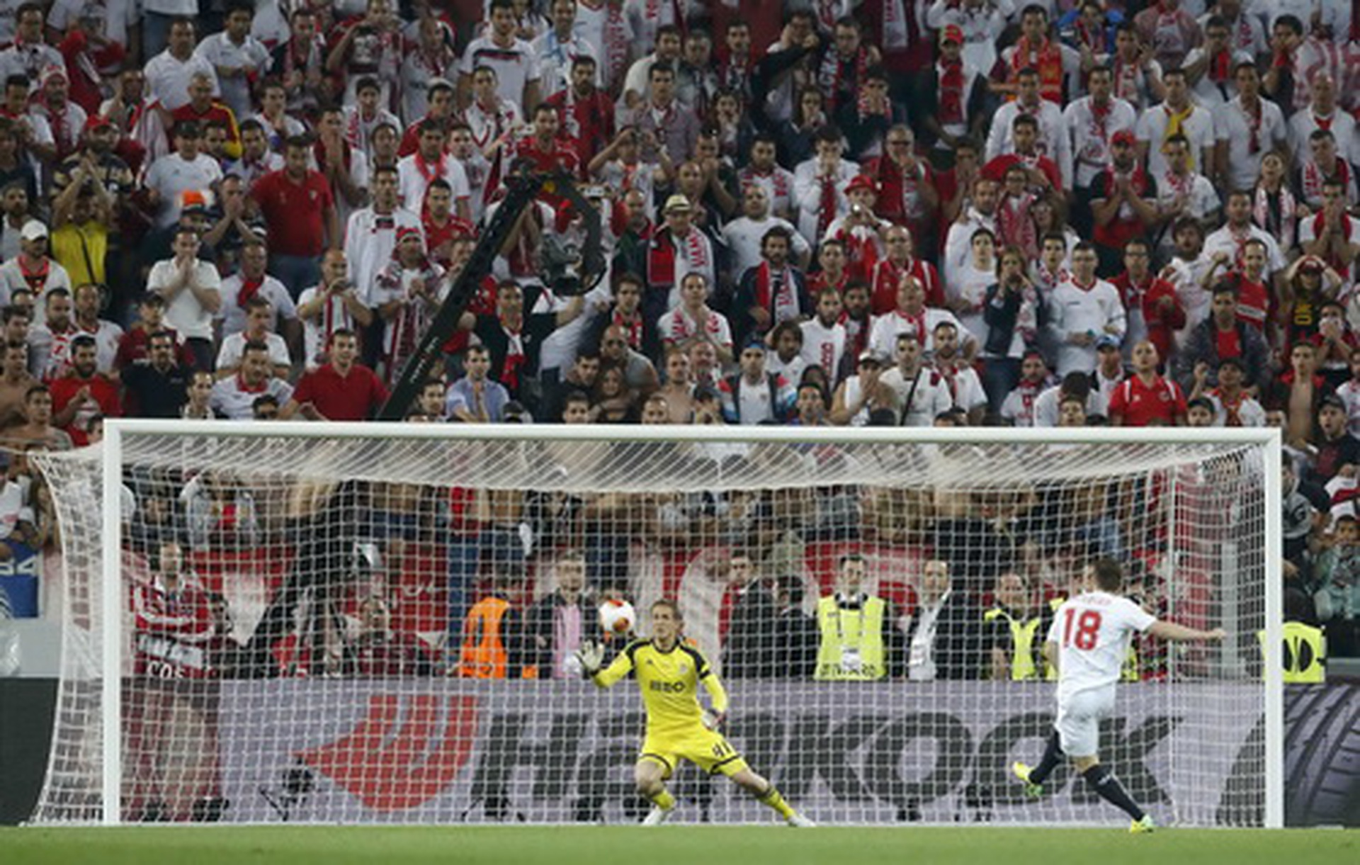 Kevin Gameiro thực hiện c&uacute; s&uacute;t quyết định, ấn định chiến thắng 4-2 cho Sevilla