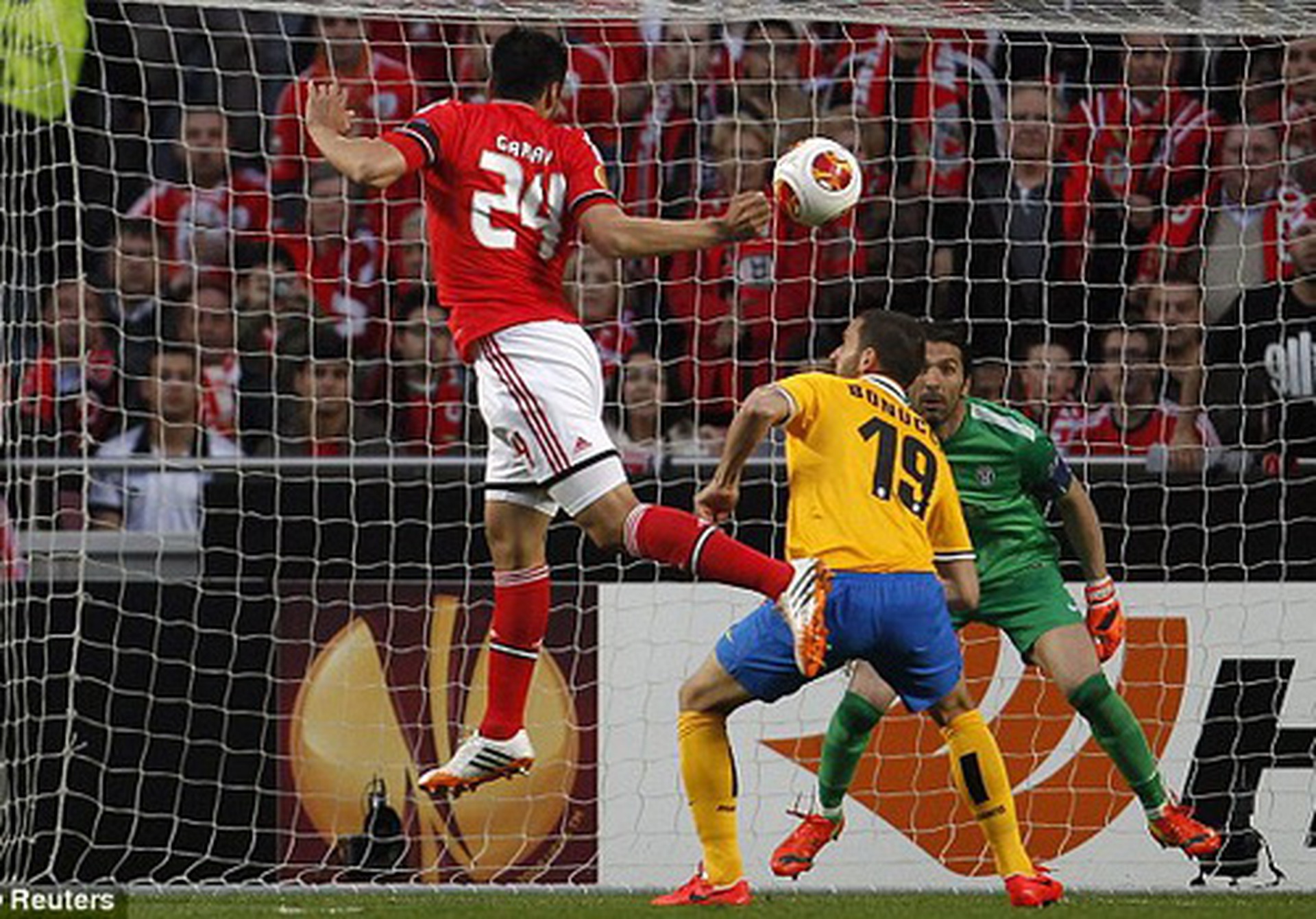 Garay ghi b&agrave;n mở tỉ số cho Benfica từ ph&uacute;t thứ 2