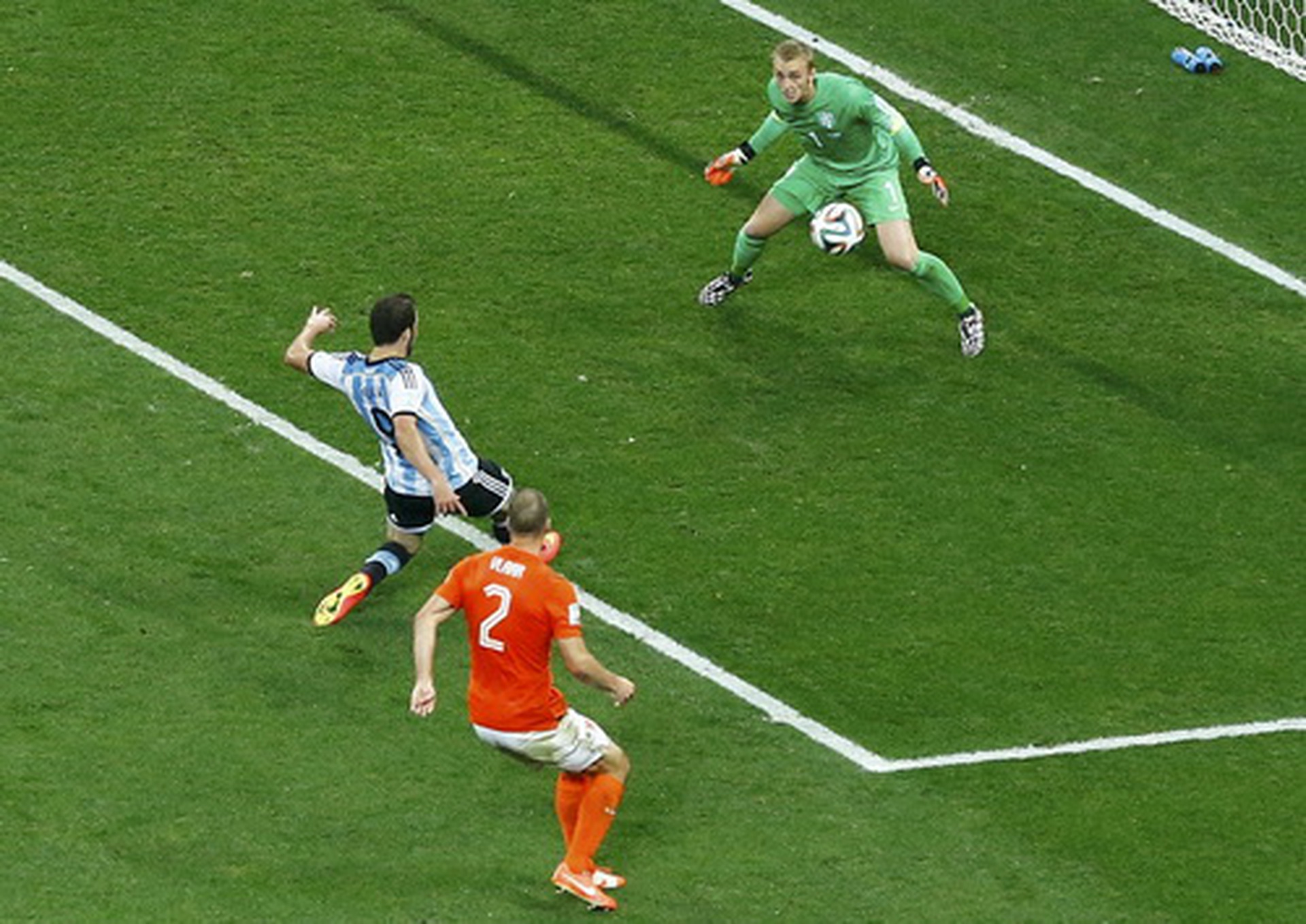 Một pha kết th&uacute;c kh&ocirc;ng th&agrave;nh c&ocirc;ng của Higuain trước cầu m&ocirc;n H&agrave; Lan