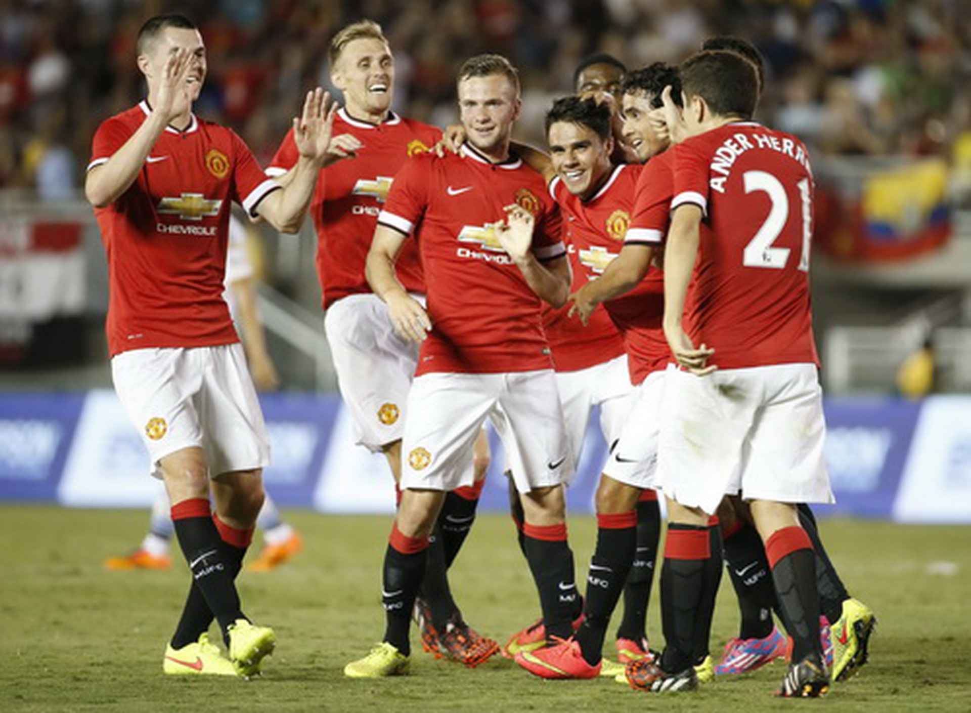 Ch&acirc;n s&uacute;t trẻ Reece James (thứ tư, từ tr&aacute;i sang) ghi hai b&agrave;n thắng trong trận