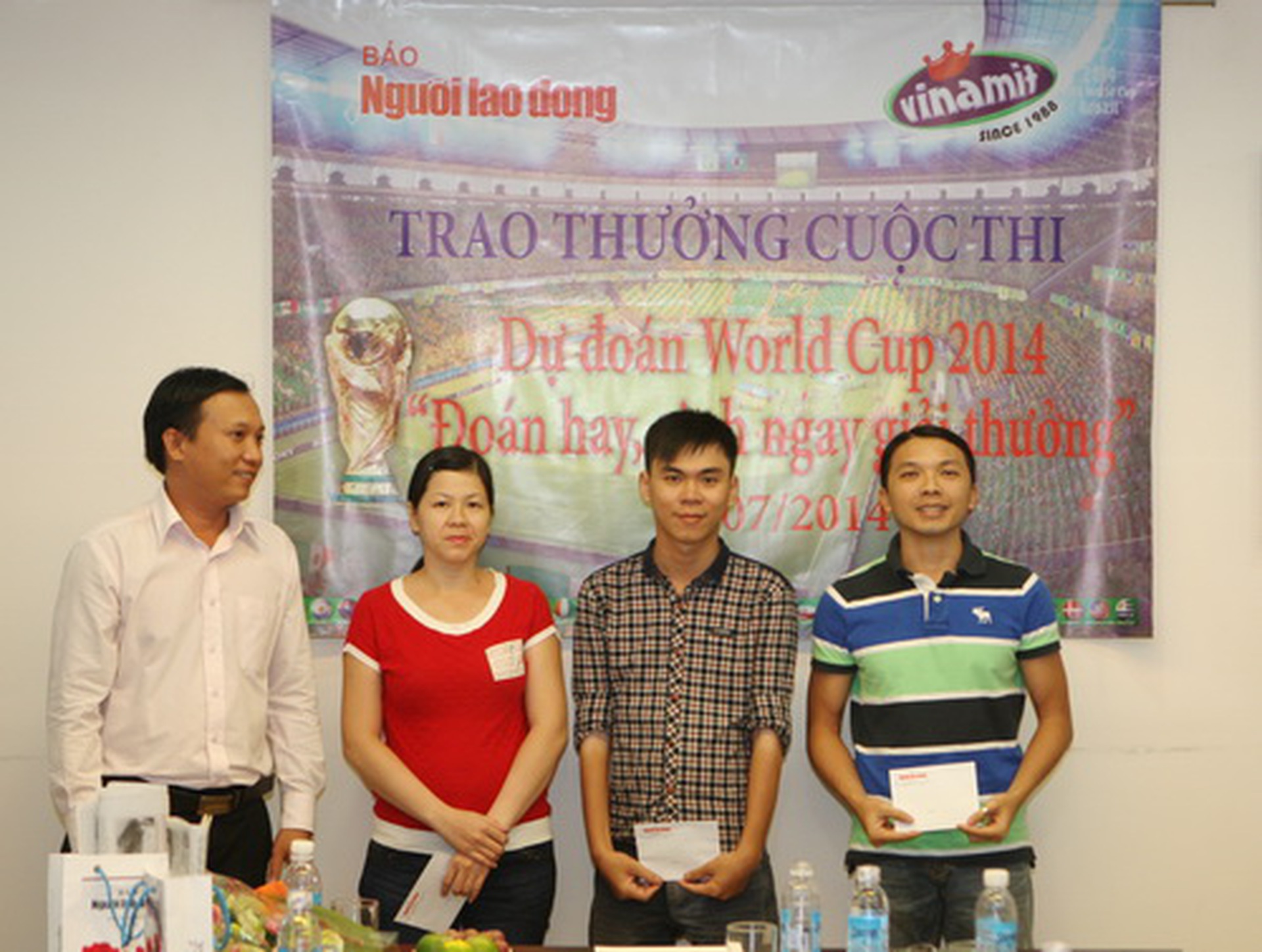 Ba bạn đọc nhận giải khuyến kh&iacute;ch